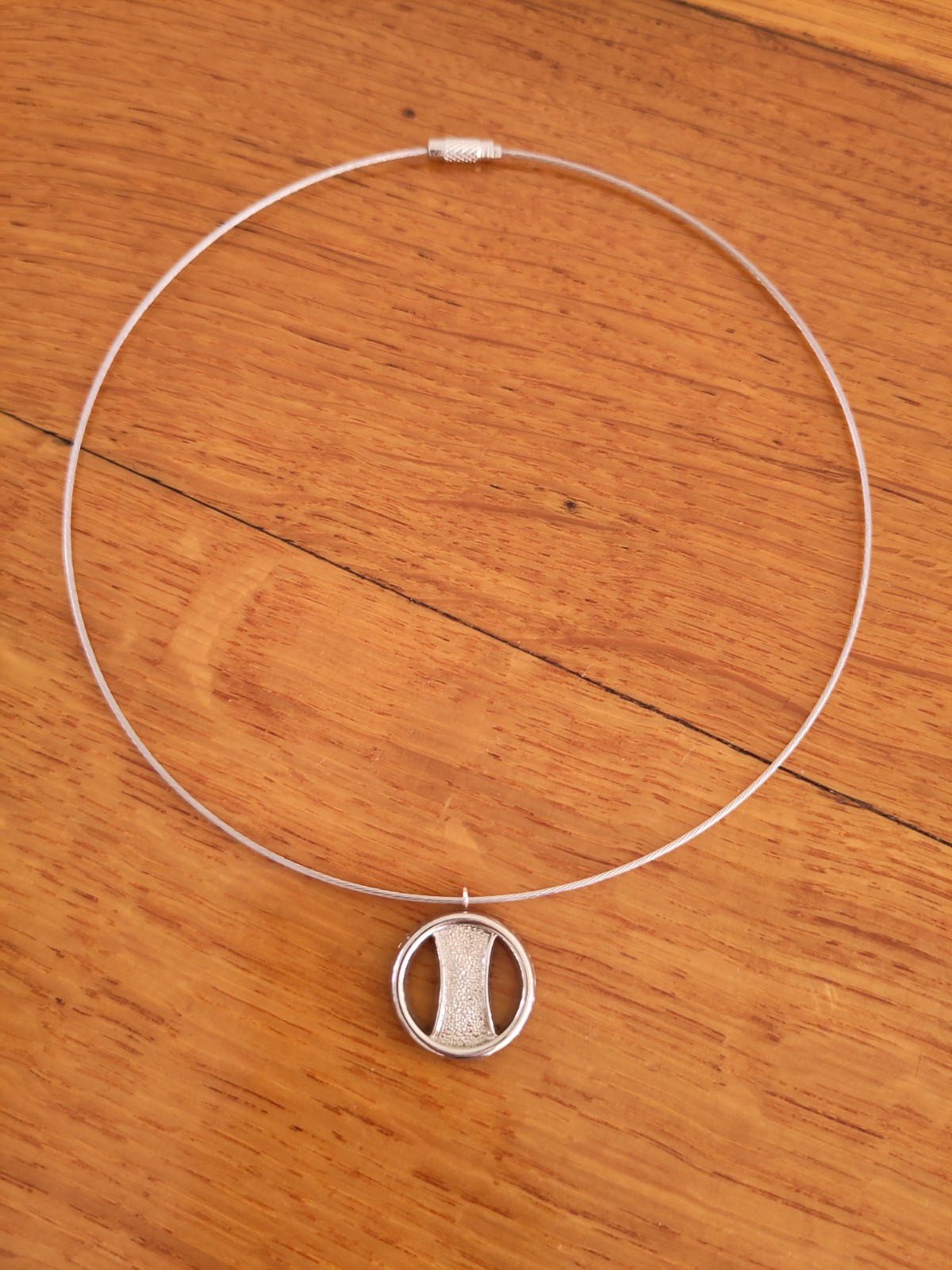 ✨ Ronde ketting met unieke vintage Bauhaus-hanger (jaren ’60)