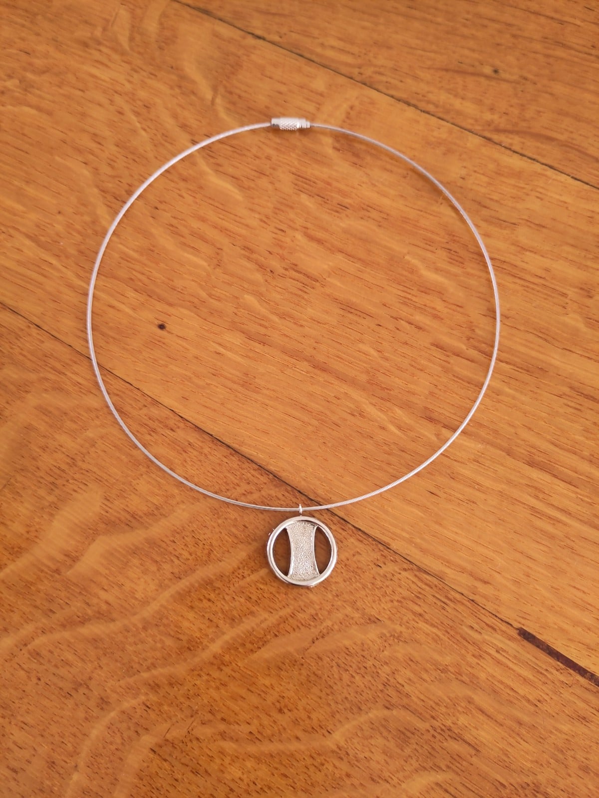 ✨ Ronde ketting met unieke vintage Bauhaus-hanger (jaren ’60)