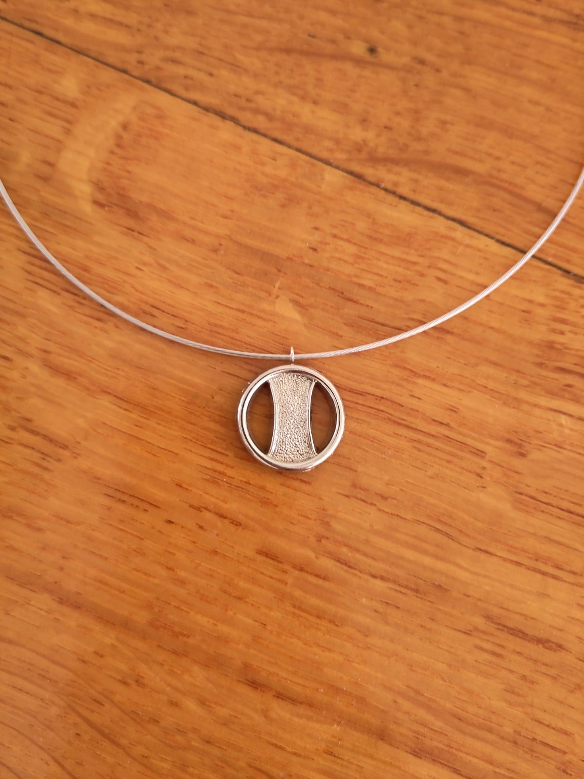 ✨ Ronde ketting met unieke vintage Bauhaus-hanger (jaren ’60)