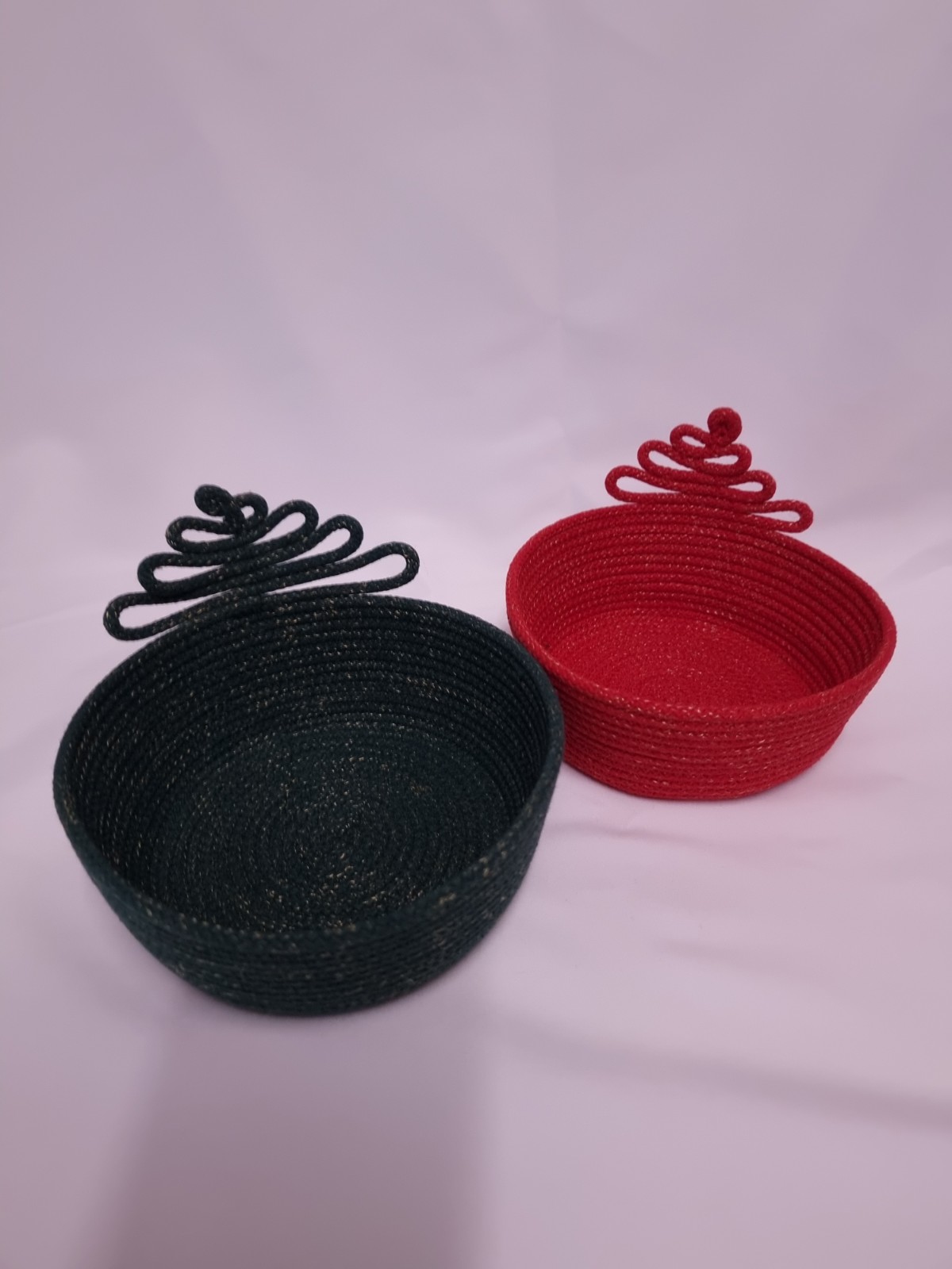 Set van twee feestelijke koordmandjes met kerstboommotief - 109512 Set van twee feestelijke koordmandjes met kerstboommotief