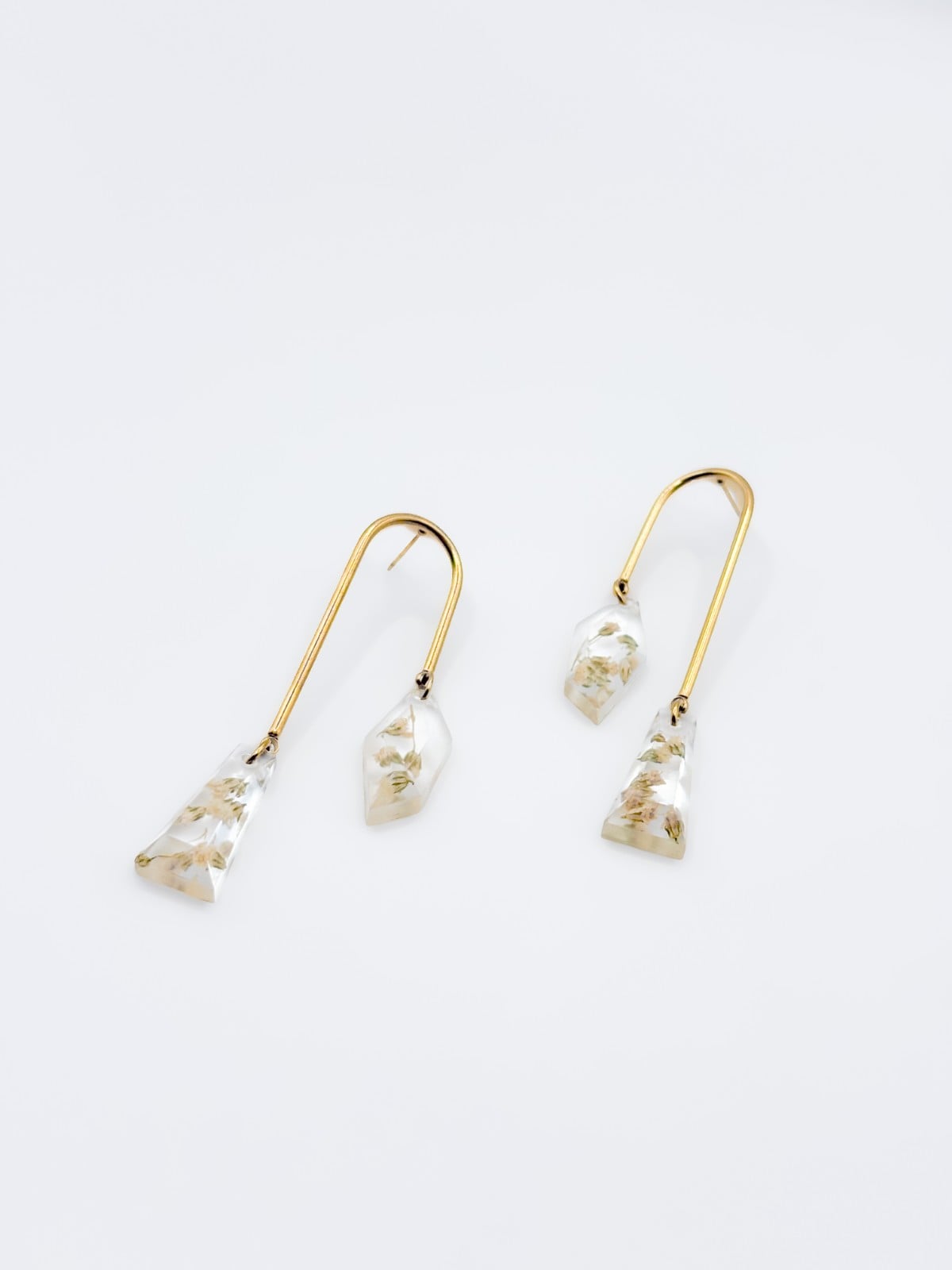 Asymmetrische Boog Oorbellen Met Hangers Gevuld met Echt Gipskruid (The Classics)