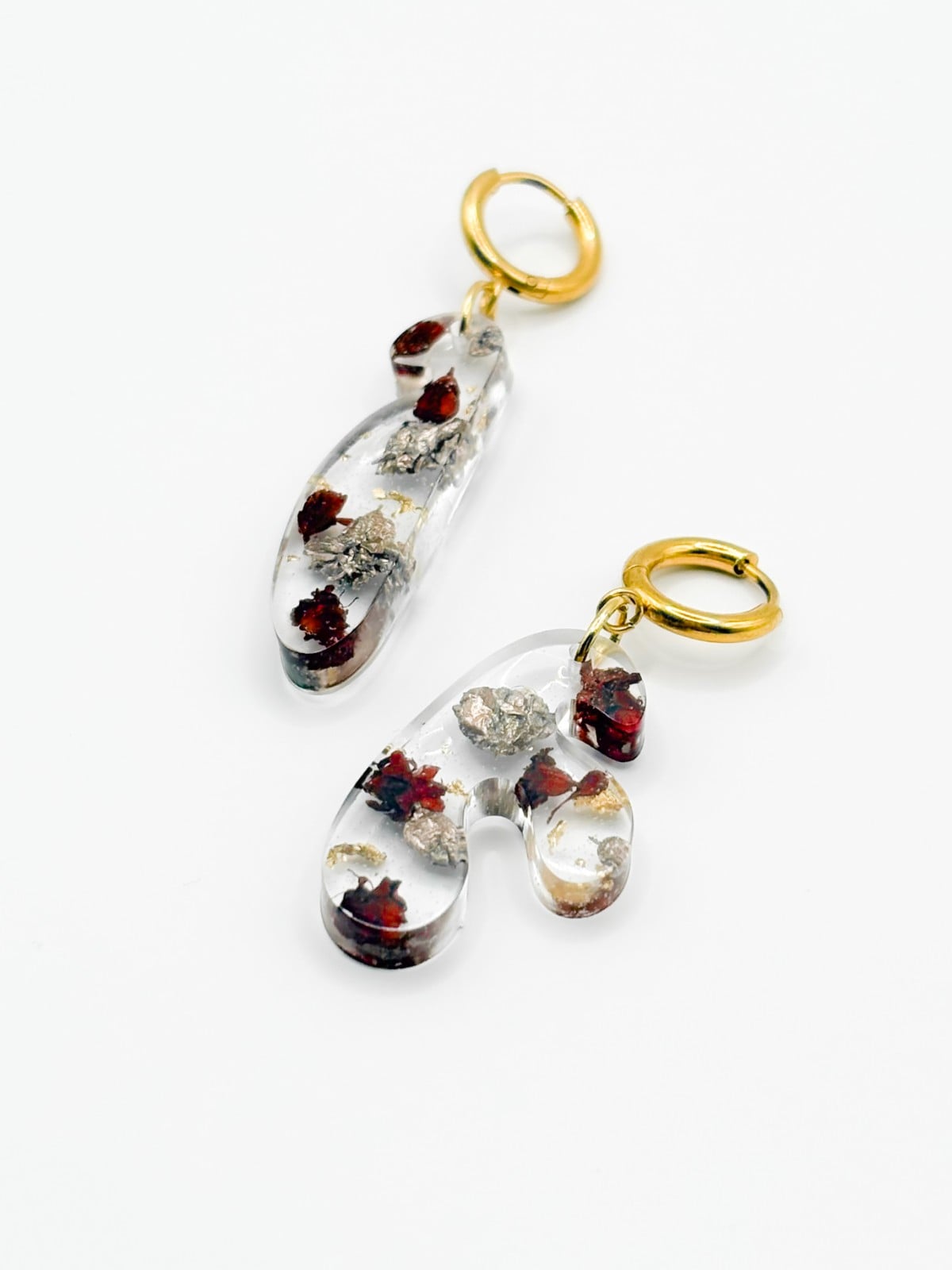 Asymmetrische Kleine Organische Vorm Oorbellen met Echte Bloemen uit Schevenignen (The Final Chapter)