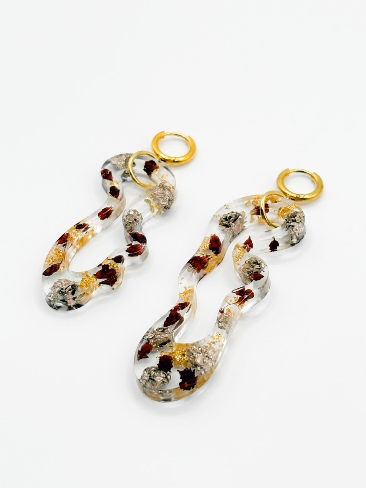 Asymmetrische Organische Vorm Oorbellen met Echte Bloemen uit Schevenignen (The Final Chapter)