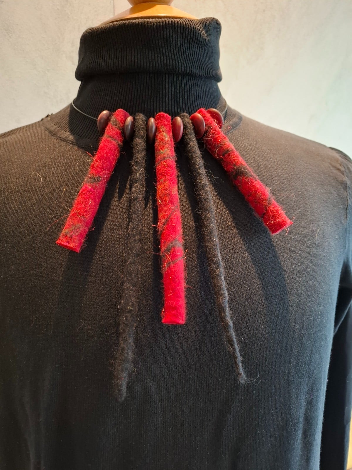 Bij "Crimson Rhythm" – Handgemaakt Draagbaar Sculptuur