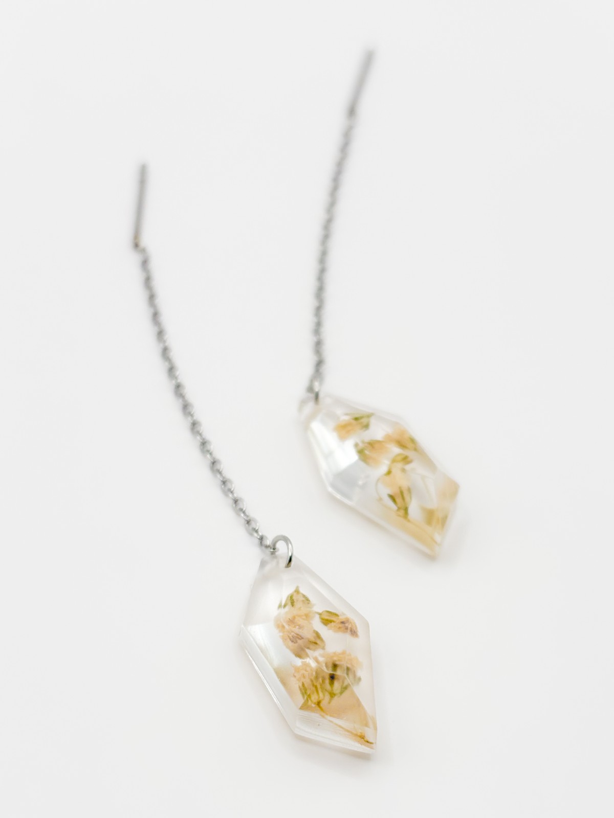 Gefacetteerde Mini Threader Oorbellen Gevuld met Echt Gipskruid (The Classics)