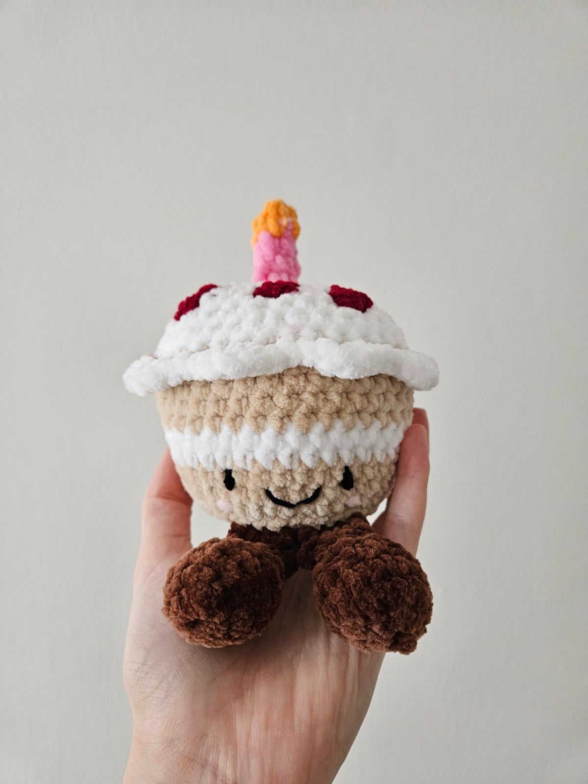 Gehaakte decoratieve verjaardagstaart | Handgemaakt woonaccessoire | Kawaii interieurdecoratie