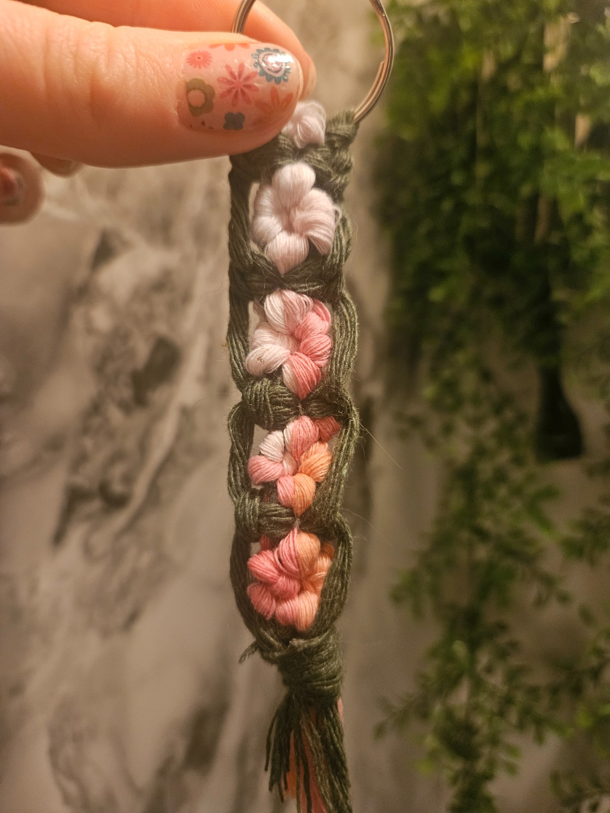 Groene bloemen sleutelhanger macramé