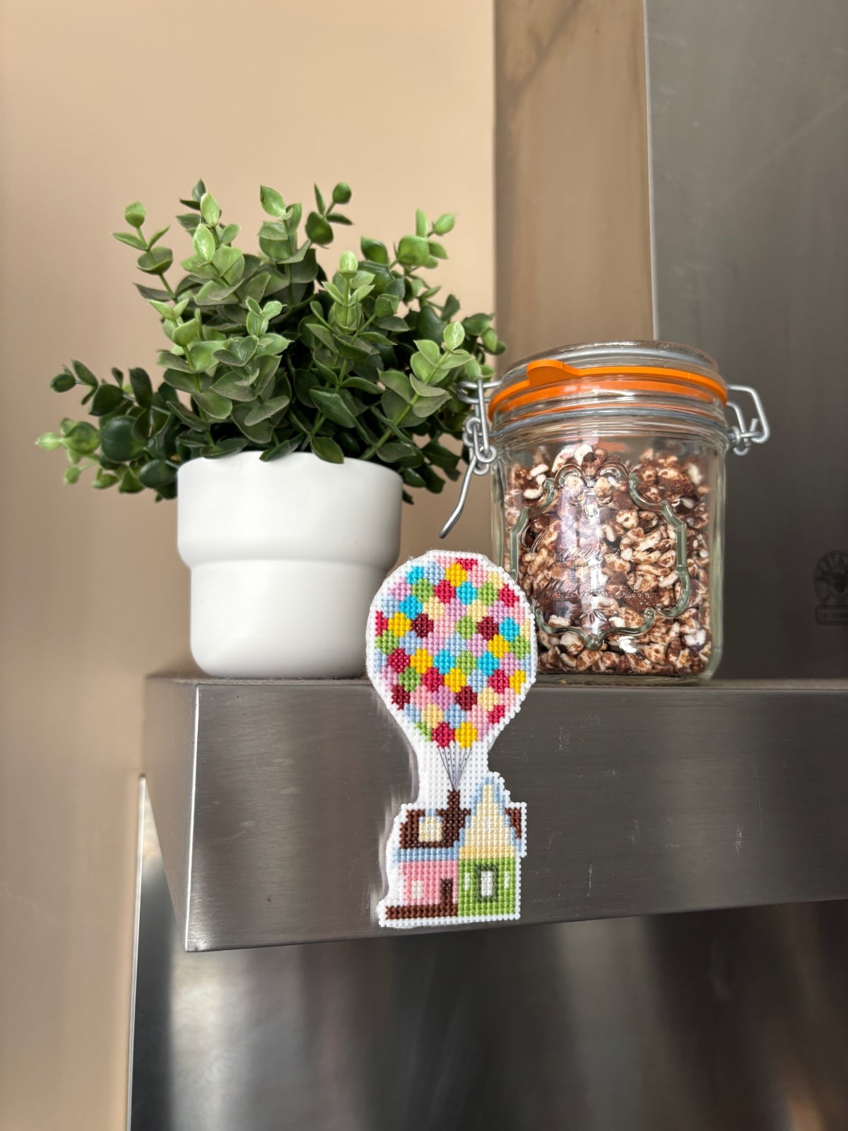 Handgeborduurde "Up" Magneet – Het Huis met de Ballonnen