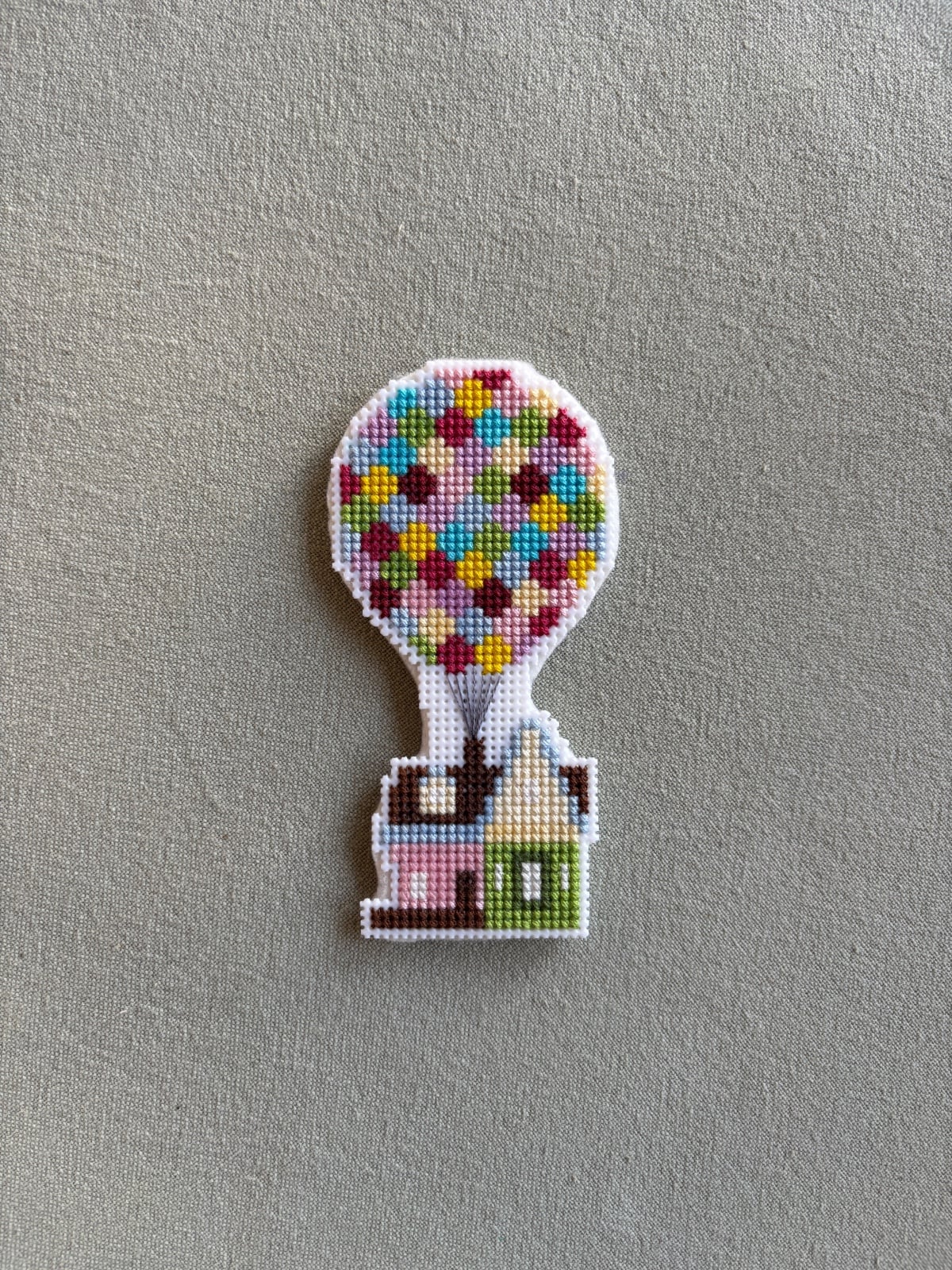 Handgeborduurde "Up" Magneet – Het Huis met de Ballonnen