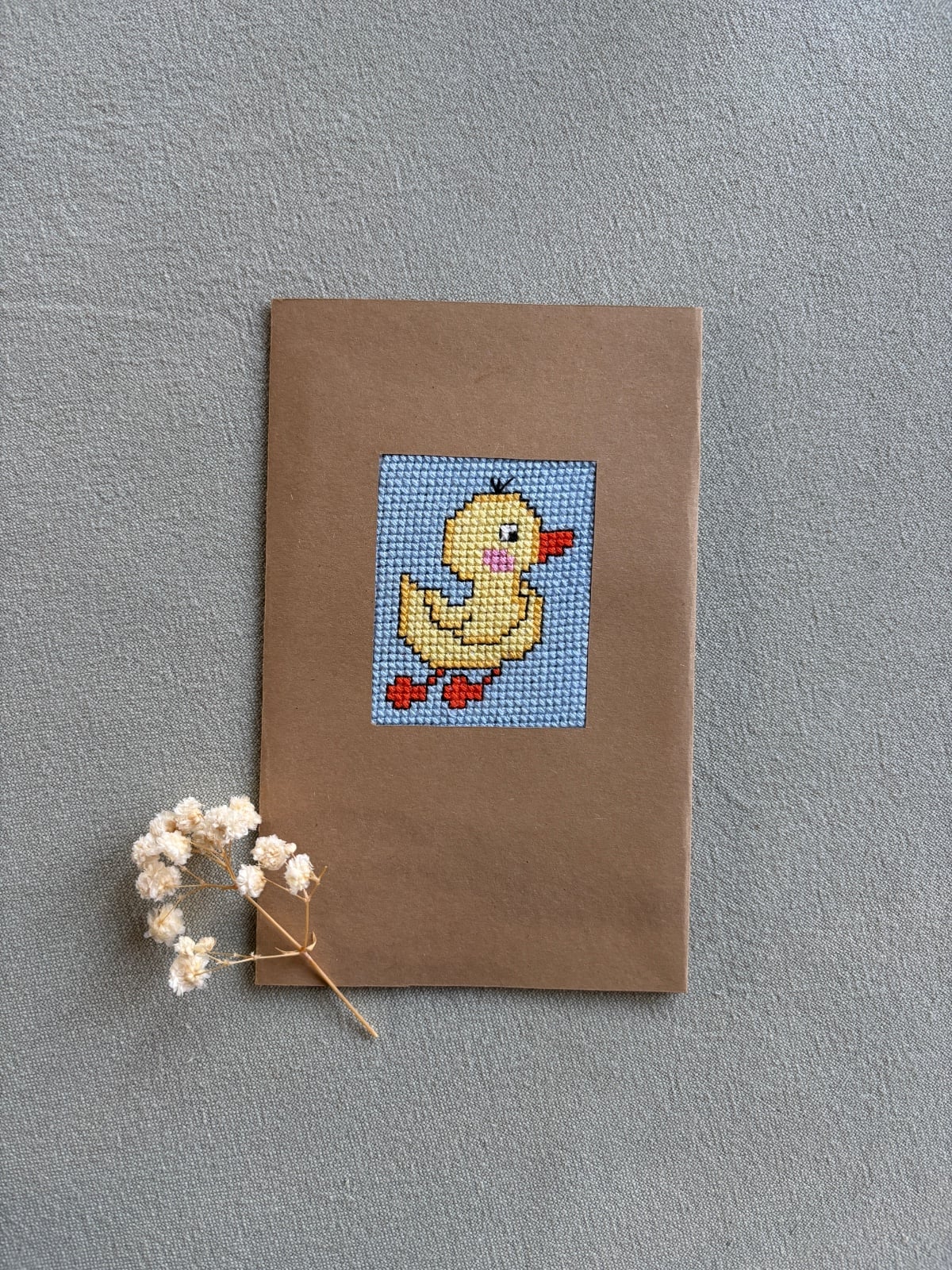 Handgeborduurde Wenskaart Eendje – Ambachtelijke Kaart voor Geboorte of Verjaardag