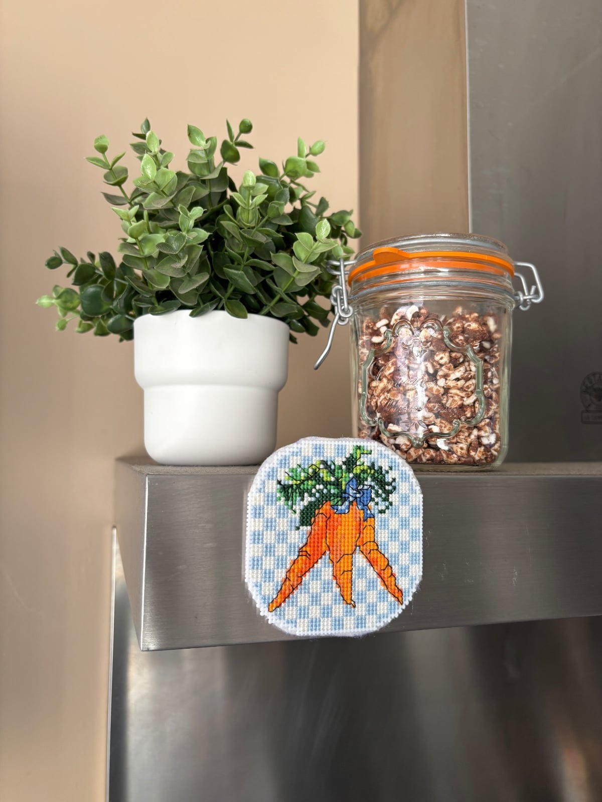 Handgeborduurde Wortel Magneet – Landelijke Keuken Decoratie - 113138 Handgeborduurde Wortel Magneet – Landelijke Keuken Decoratie