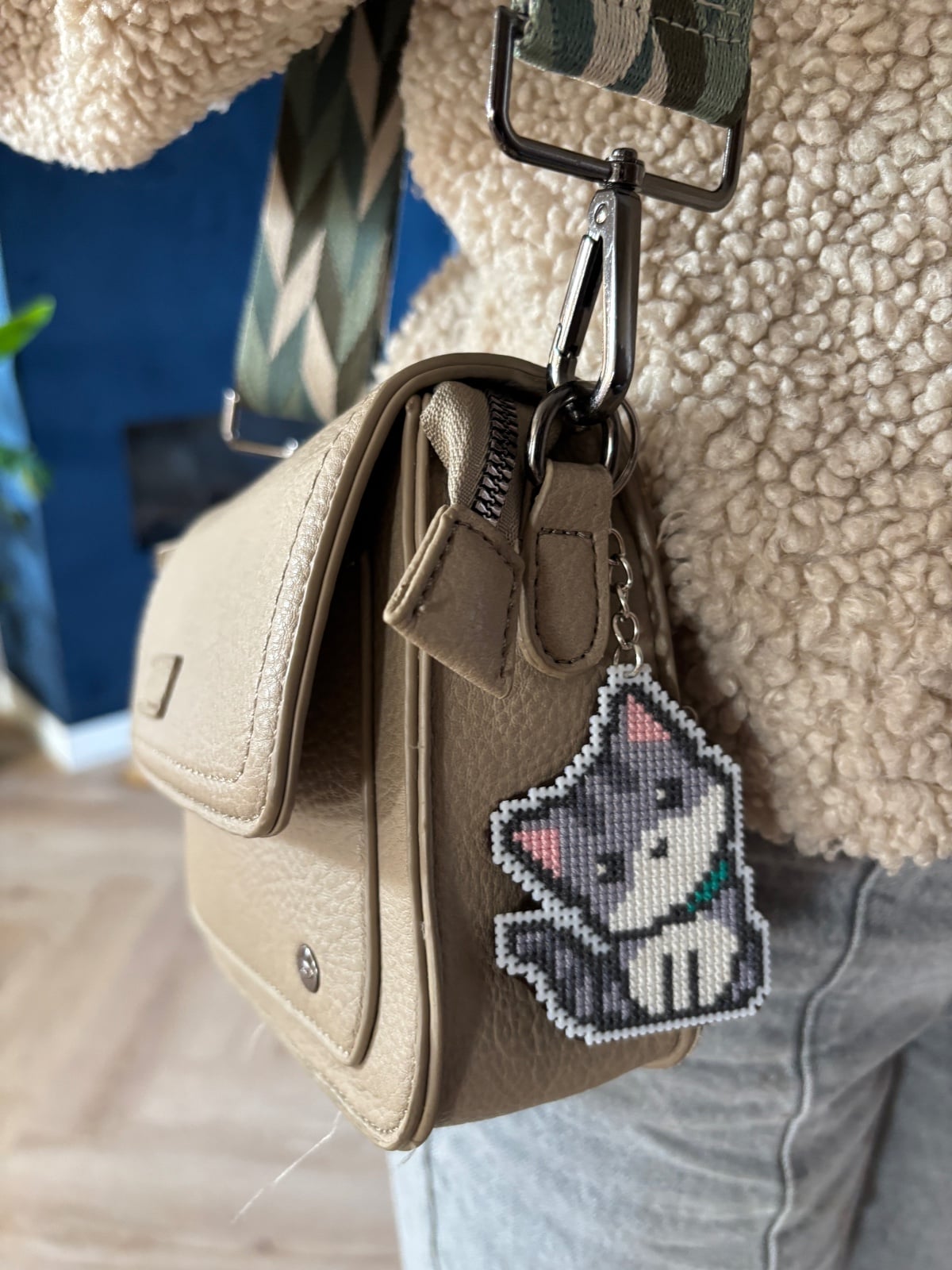 Handgemaakte geborduurde sleutelhanger kat – grijs katje in kruissteek