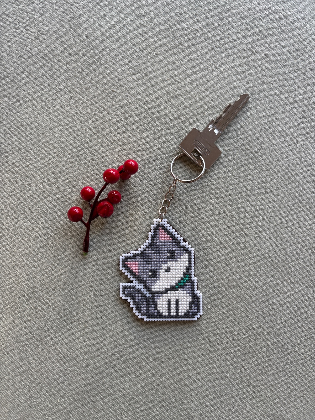 Handgemaakte geborduurde sleutelhanger kat – grijs katje in kruissteek