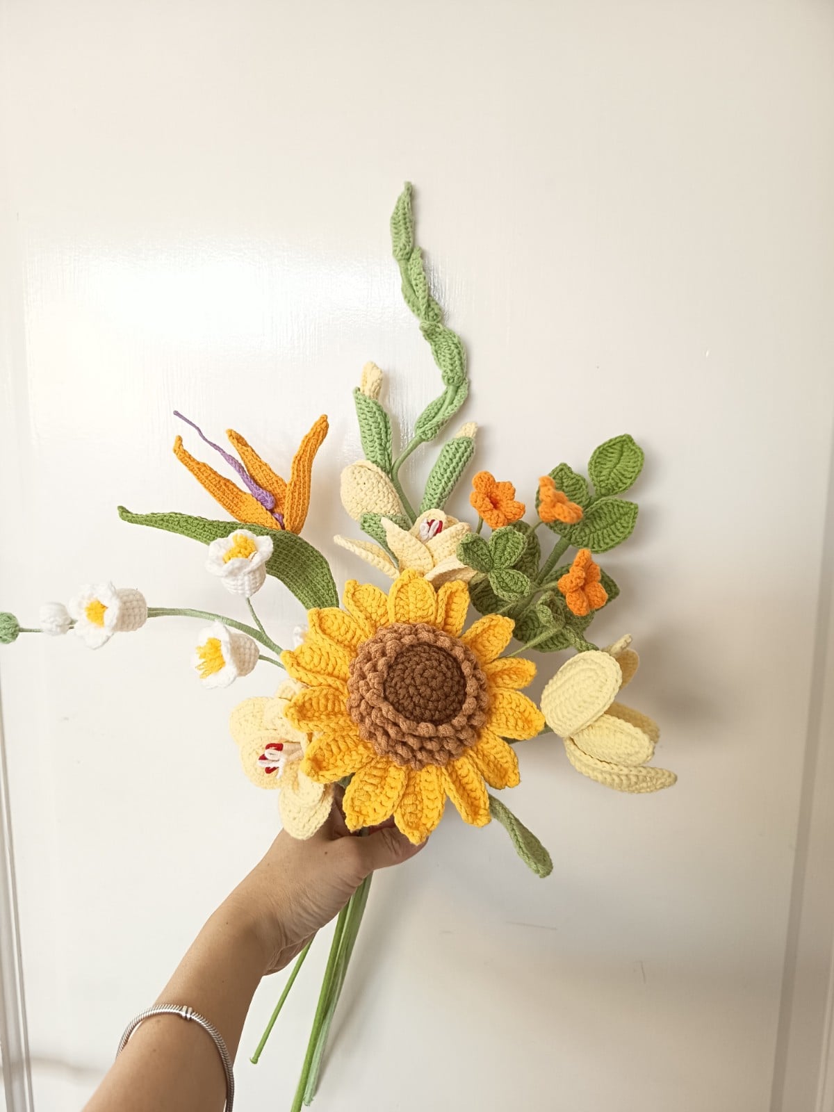 Handgemaakte gehaakte bloemboeketten