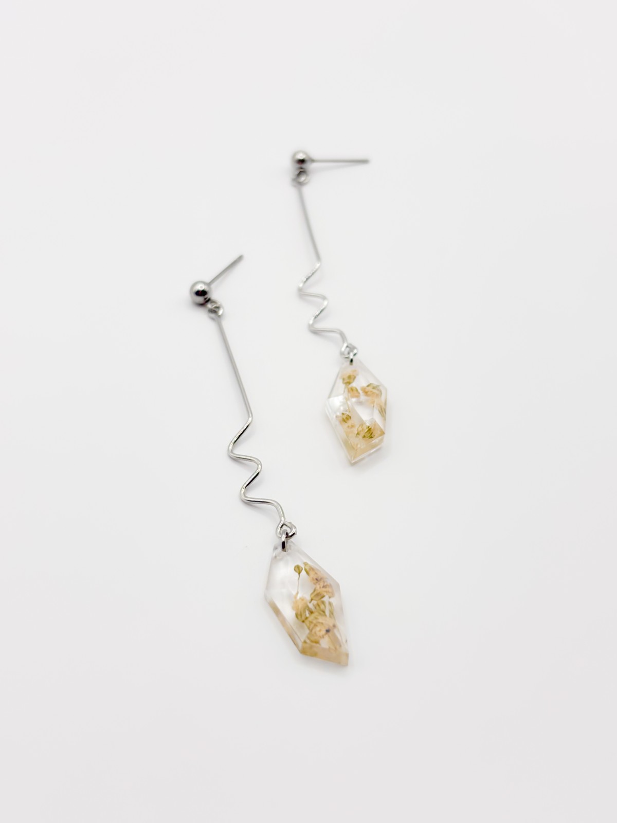 Lange Sierlijke Facethanger Oorbellen Met Hangers Gevuld met Echt Gipskruid (The Classics)