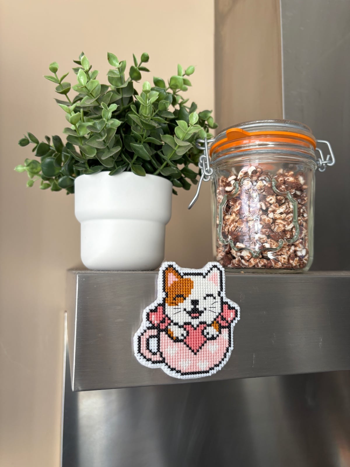 Lieve Kat in Mok Magneet – Handgeborduurd Cadeau voor Kattenliefheb… - 113140 Lieve Kat in Mok Magneet – Handgeborduurd Cadeau voor Kattenliefhebbers