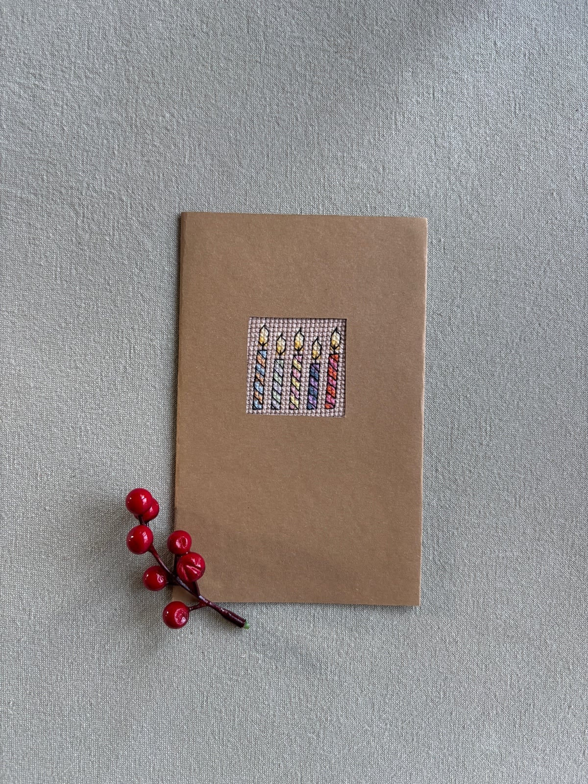 Luxe Handgeborduurde Verjaardagskaart – Kleurrijke Kaarsjes - 113152 Luxe Handgeborduurde Verjaardagskaart – Kleurrijke Kaarsjes