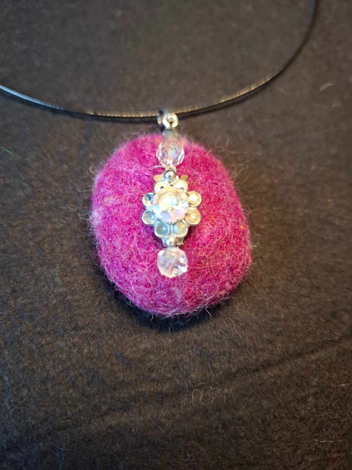 "Magenta Sparkle" – Handgemaakt Sieraad met Kristalaccent