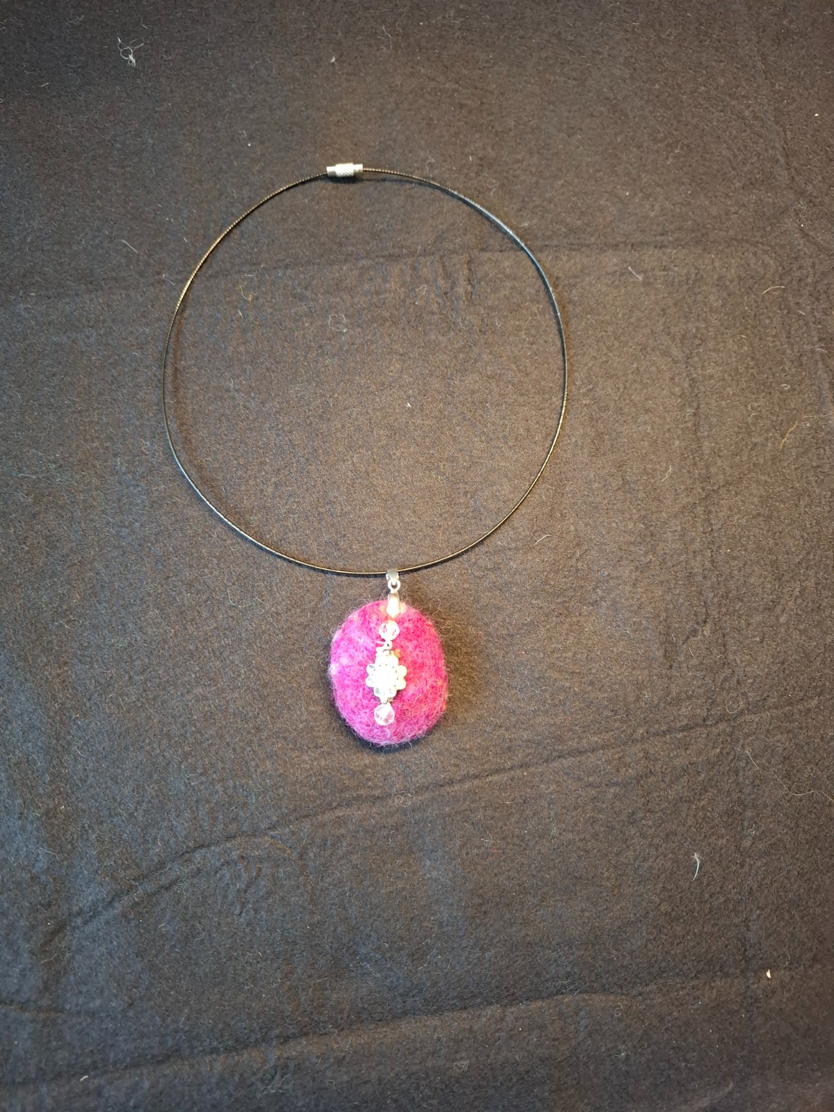 "Magenta Sparkle" – Handgemaakt Sieraad met Kristalaccent