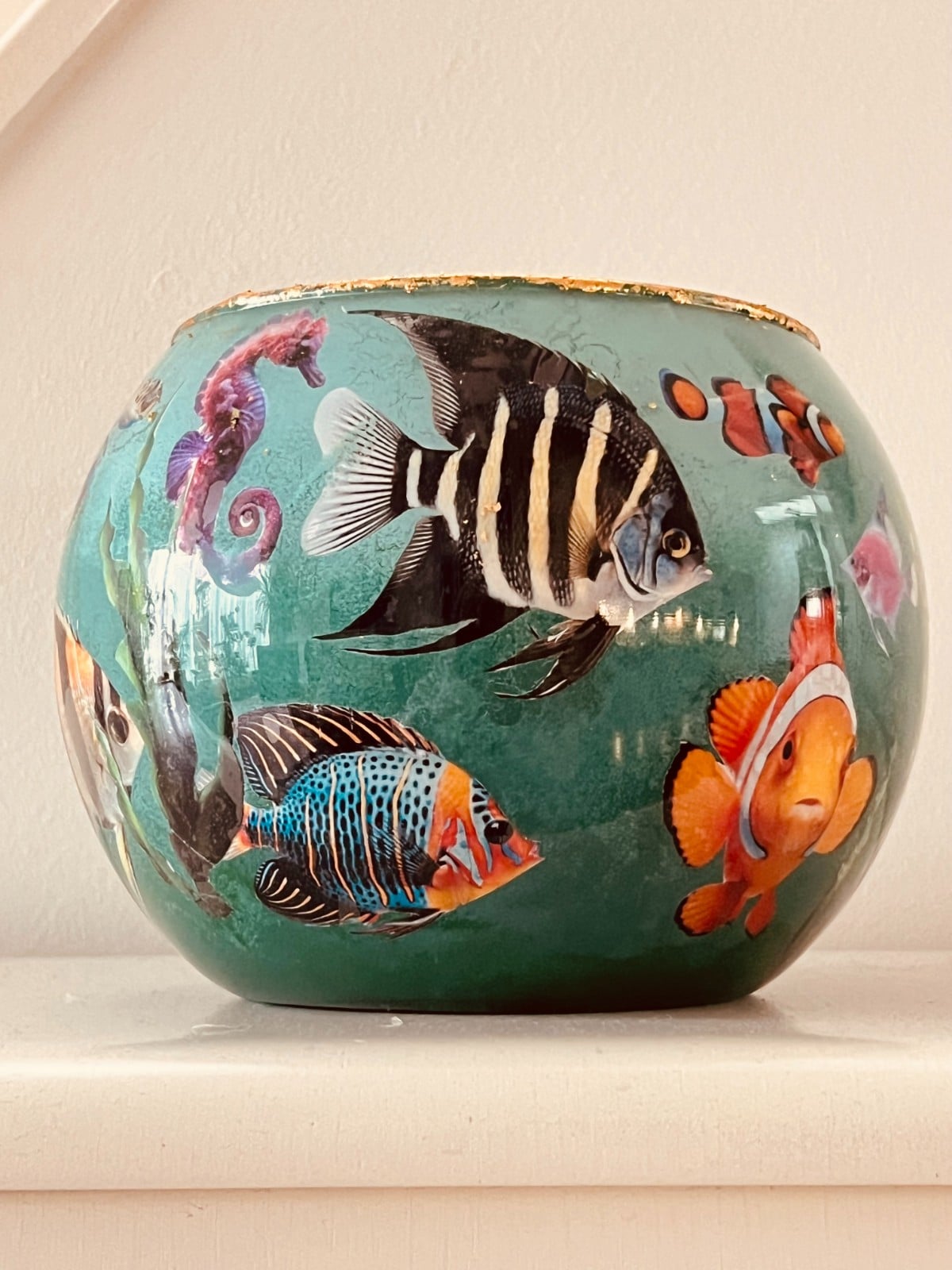 OCEAN BLOOM - Maritieme vaas met kleurrijke vissen en glazen afwerking