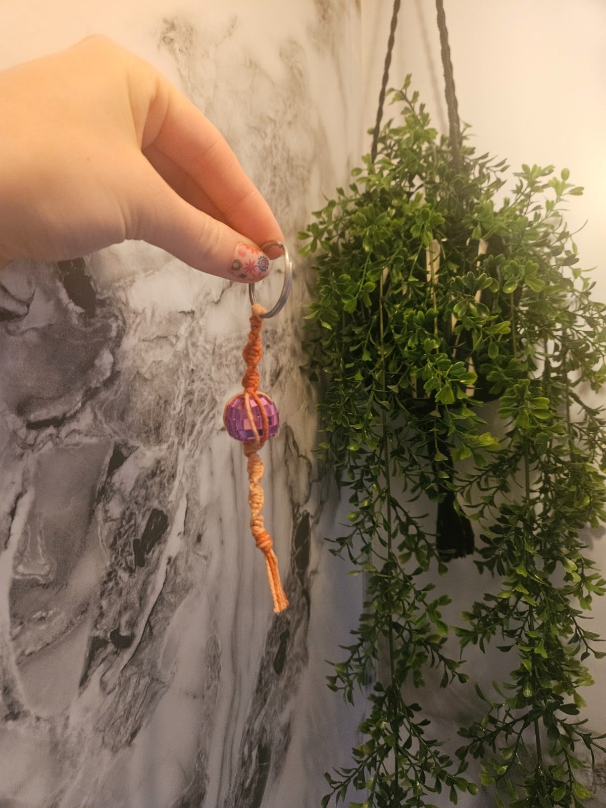 Oranje Discobal macramé sleutelhanger