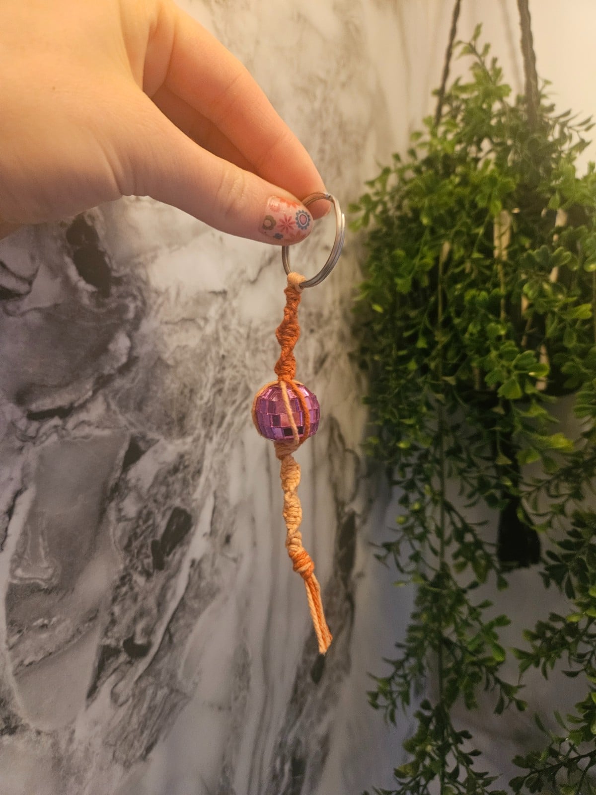 Oranje Discobal macramé sleutelhanger