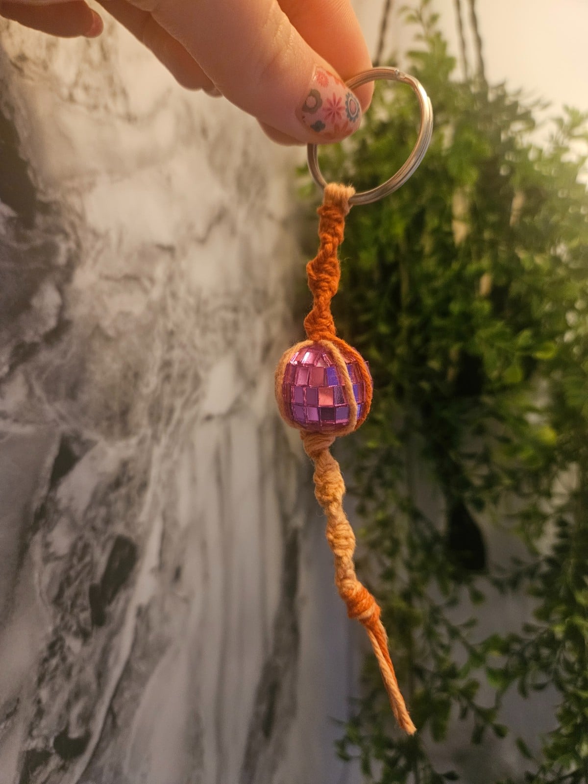 Oranje Discobal macramé sleutelhanger