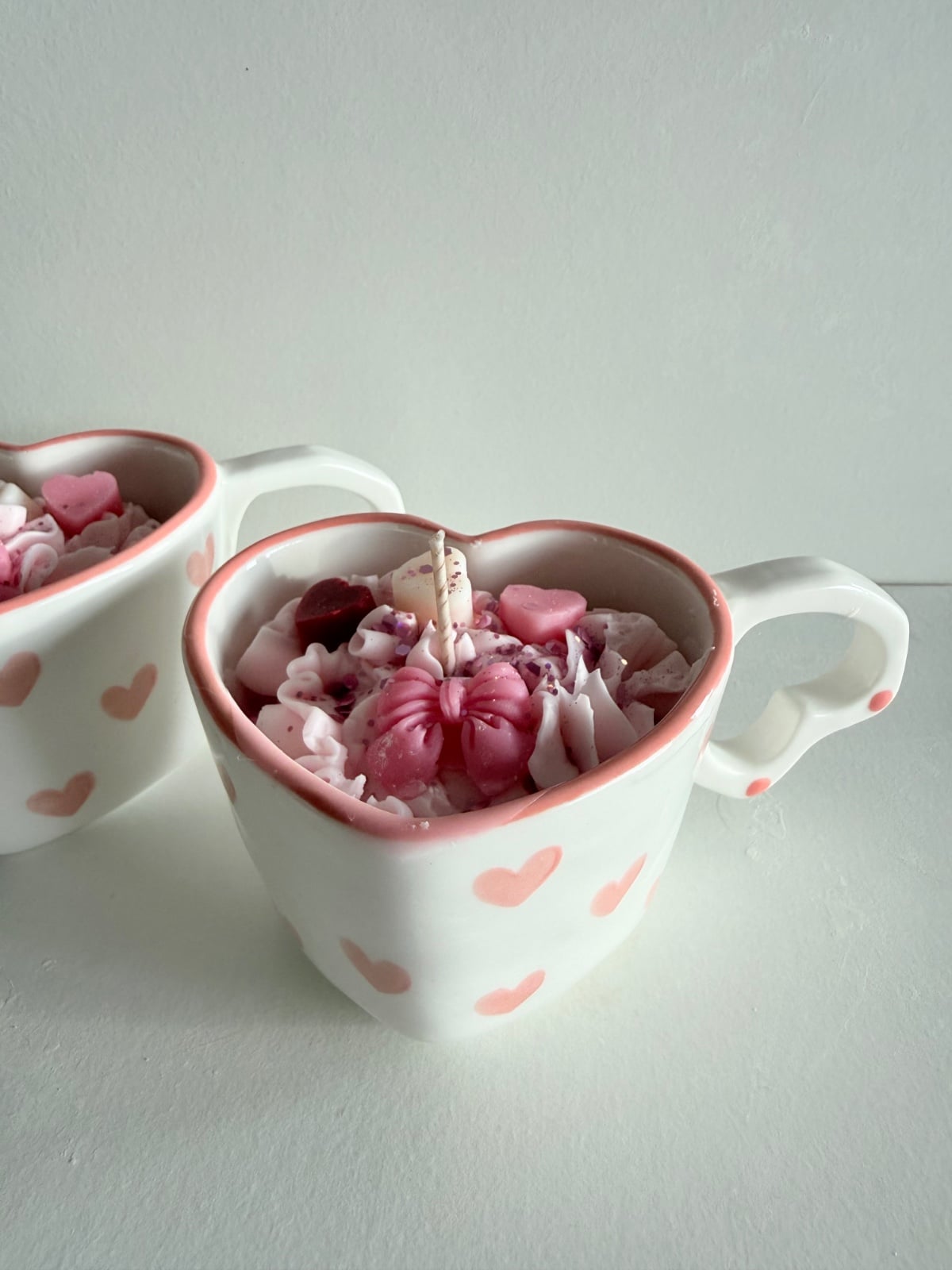Romantische geurkaars in hartvormig kopje — handgemaakt & uniek