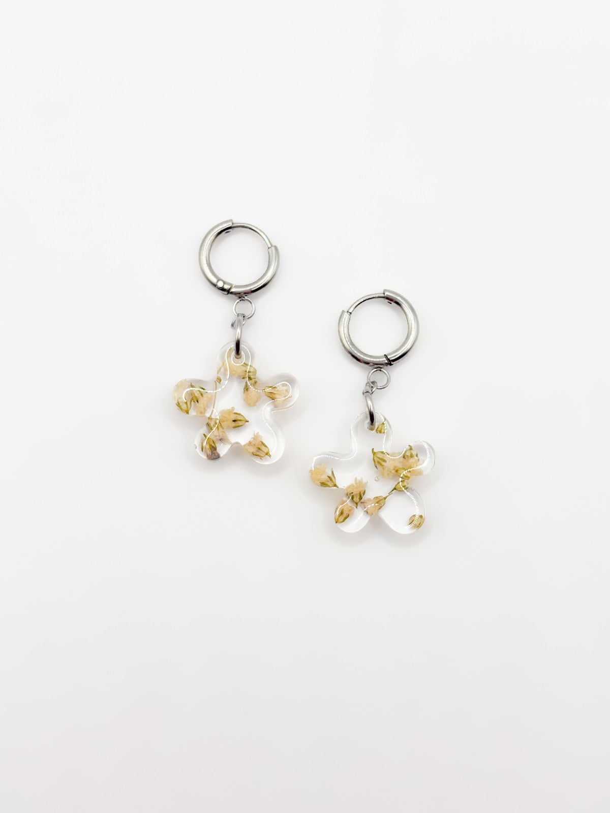 Schattige Bloem Vorm Oorbellen Gevuld met Echt Gipskruid (The Classics)