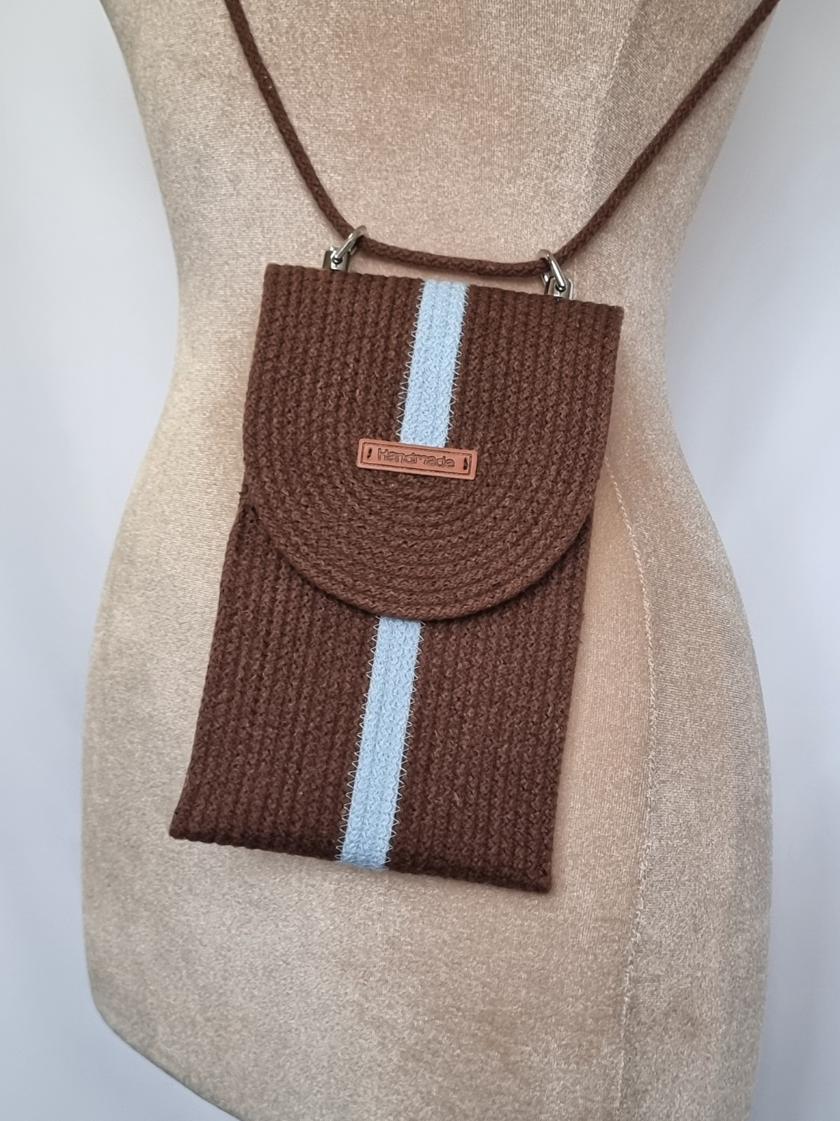 Telefoontasje – chocoladebruin met lichtblauw accent - 111032 Telefoontasje – chocoladebruin met lichtblauw accent