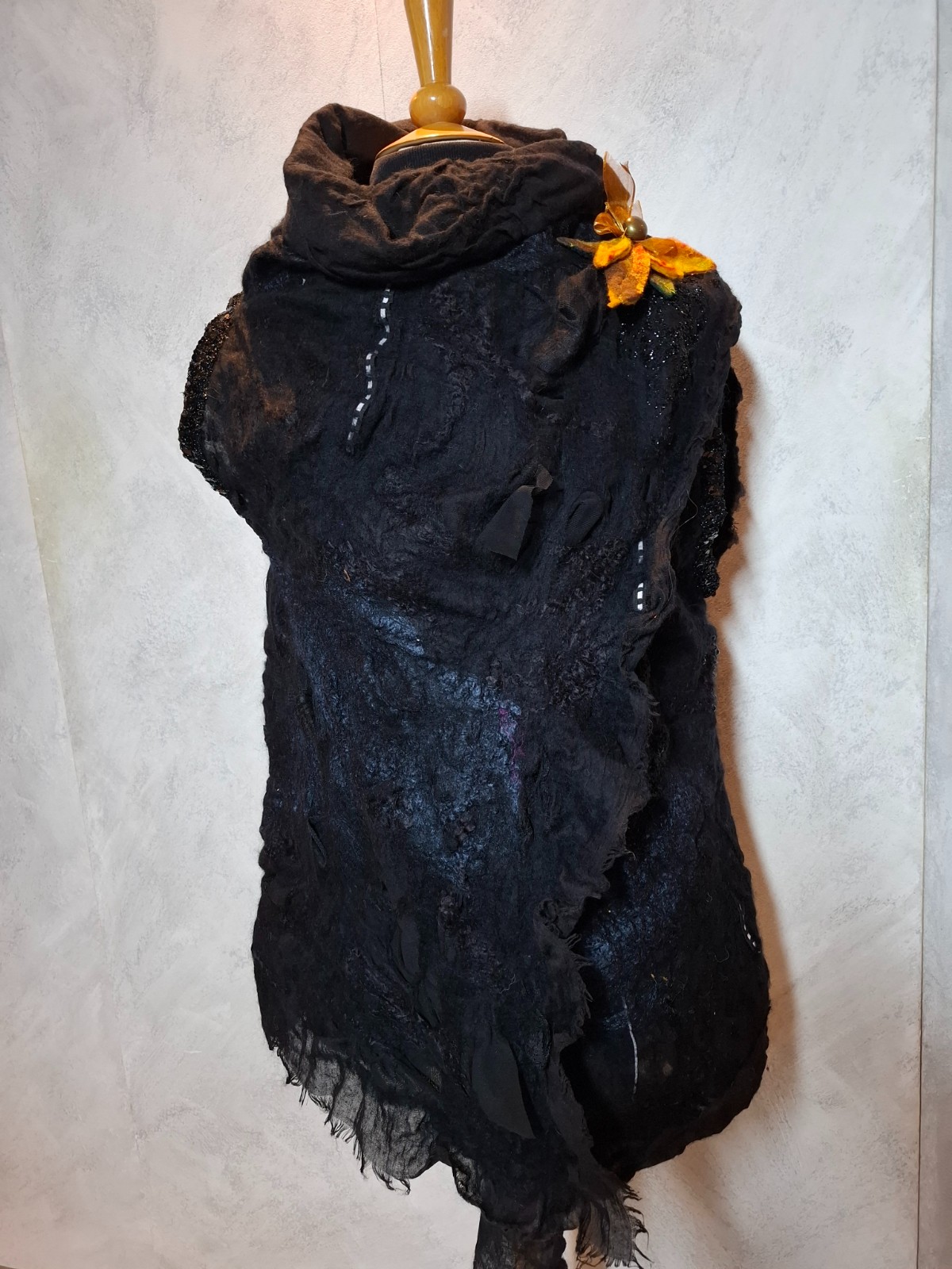 Titel: Artistiek Handgevilt Statement Vest – Uniek Design met Fonke… - 113064 Titel: Artistiek Handgevilt Statement Vest – Uniek Design met Fonkelende Rug-Art