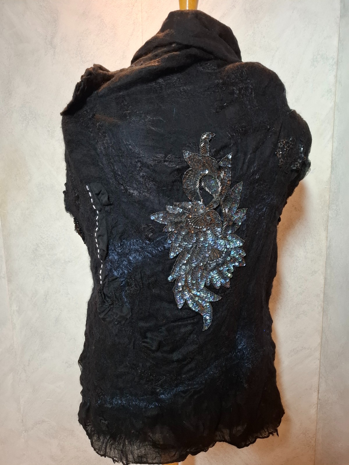 Titel: Artistiek Handgevilt Statement Vest – Uniek Design met Fonke… - 113065 Titel: Artistiek Handgevilt Statement Vest – Uniek Design met Fonkelende Rug-Art