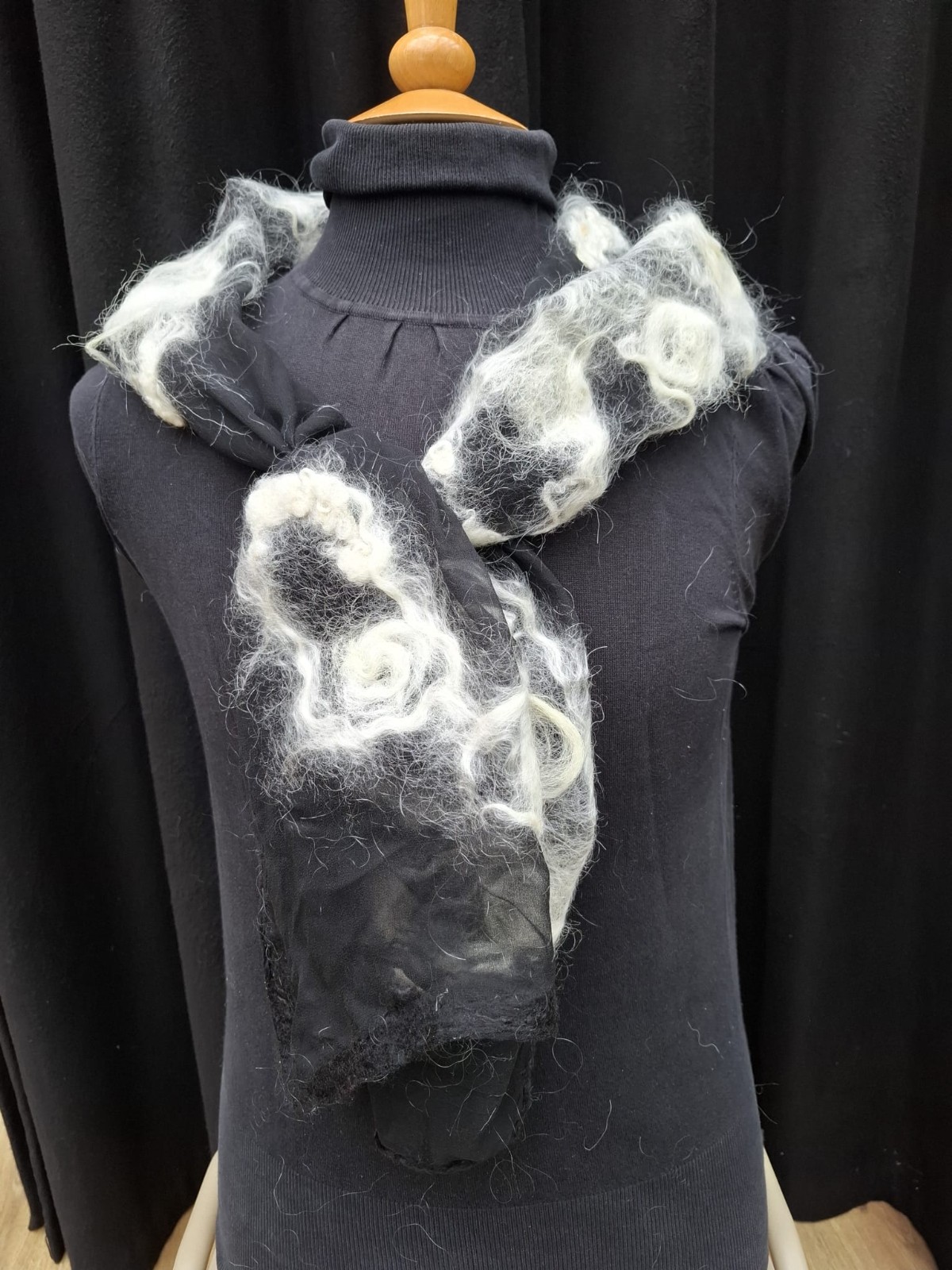 Titel: Exclusieve Chiffon Zijden Sjaal – Handgevilt met Organische … - 113273 Titel: Exclusieve Chiffon Zijden Sjaal – Handgevilt met Organische Witte Wol