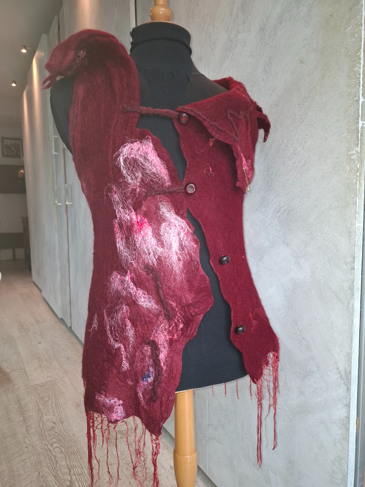 Exclusief vilten vest dames bourgogne – handgemaakt kunstobject van 100% wol met zijde accenten – maat S