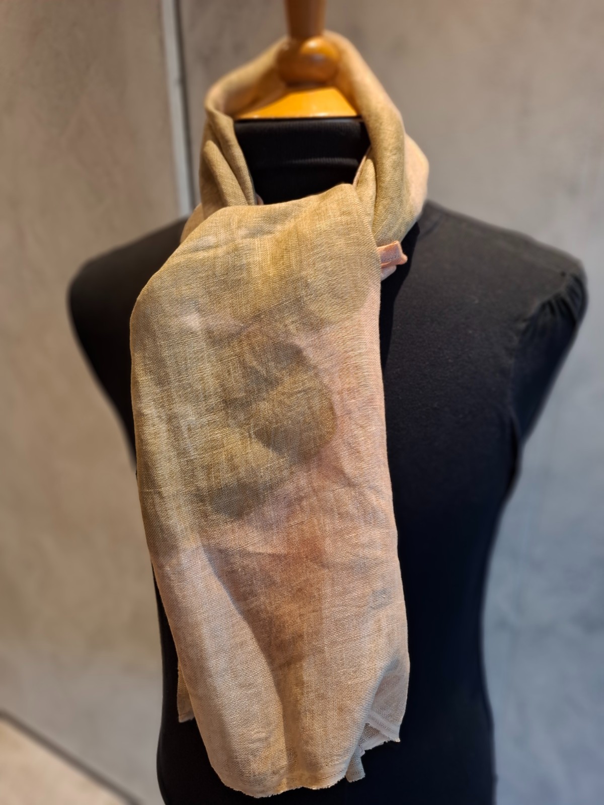 Exclusief vilten vest dames bourgogne – handgemaakt kunstobject van 100% wol met zijde accenten – maat S