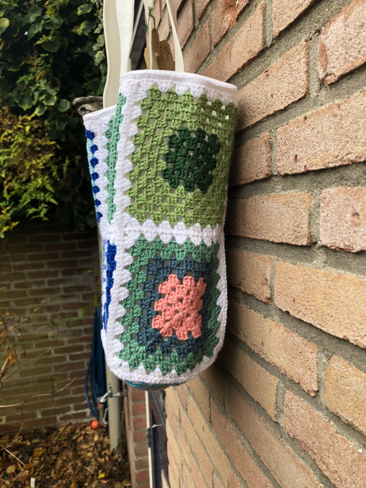 Gehaakte tas van granny squares, totebag, nieuw in thema blauw-groen