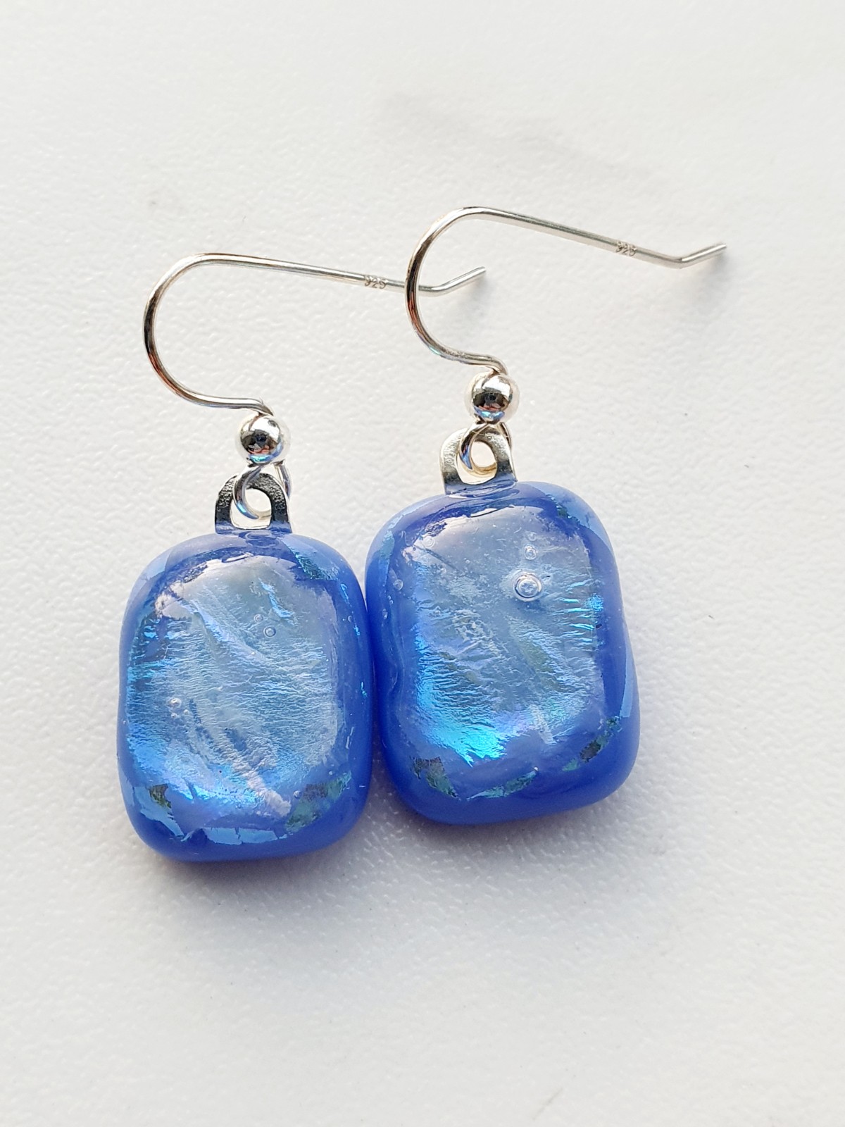 Glasfusion oorbellen in helderblauw met echt zilveren oorhaak