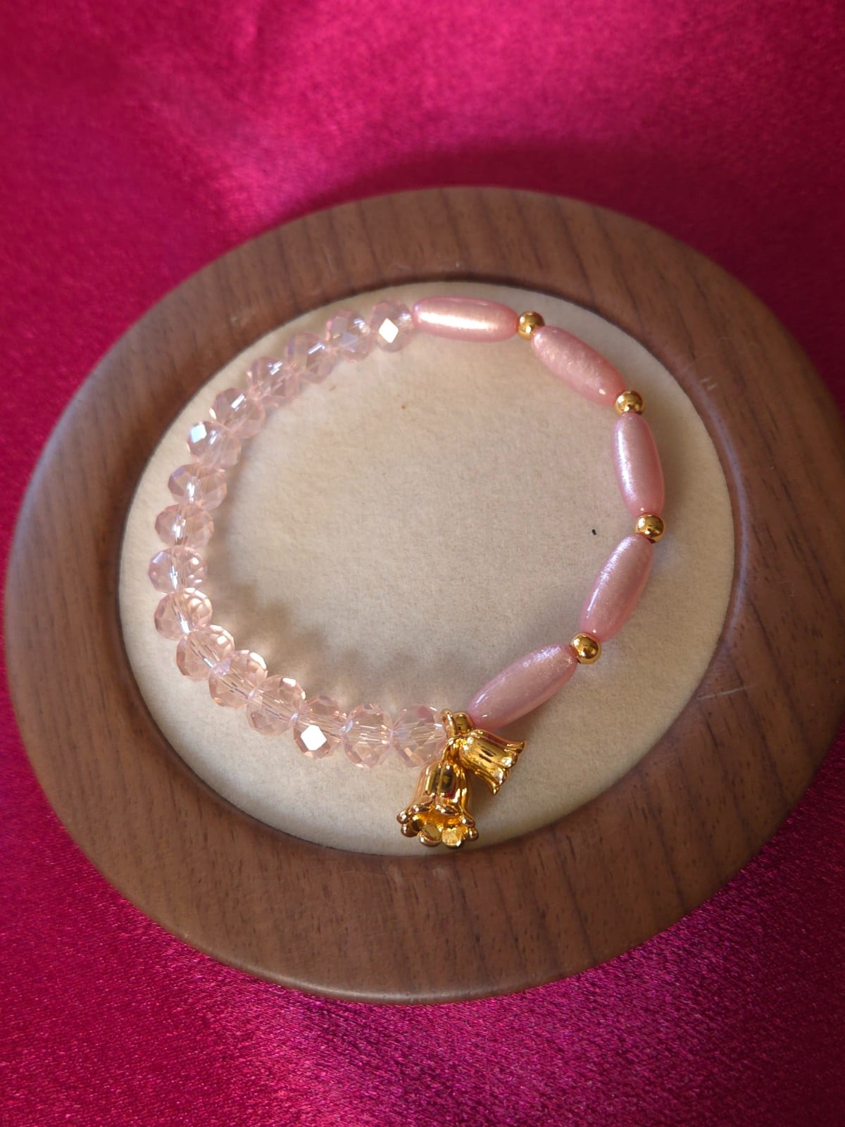 Handgemaakte armband met vergulde bloembedel - 117780 Handgemaakte armband met vergulde bloembedel