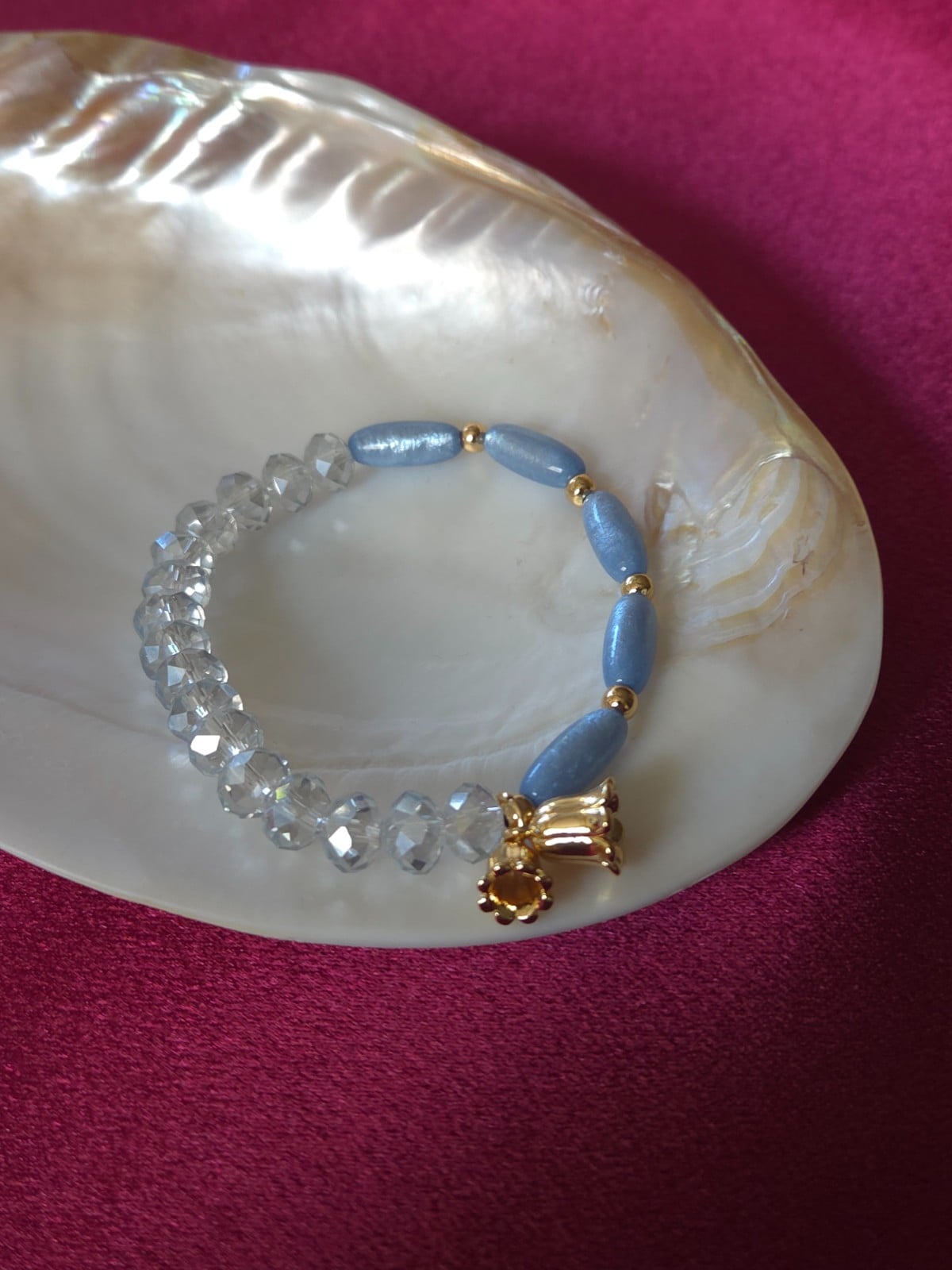 Handgemaakte armband met vergulde bloembedel - 117786 Handgemaakte armband met vergulde bloembedel