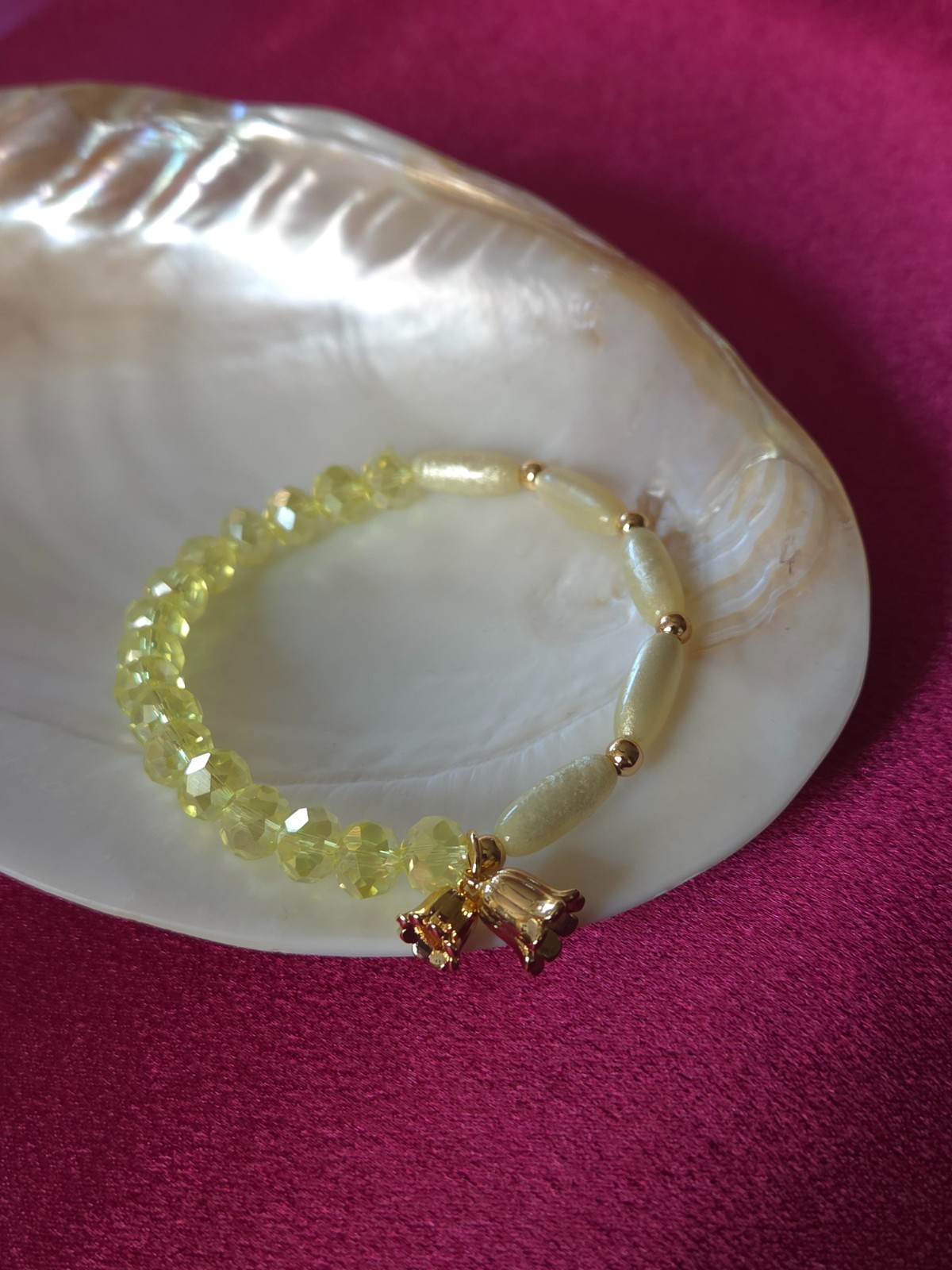 Handgemaakte armband met vergulde bloembedel - 117787 Handgemaakte armband met vergulde bloembedel