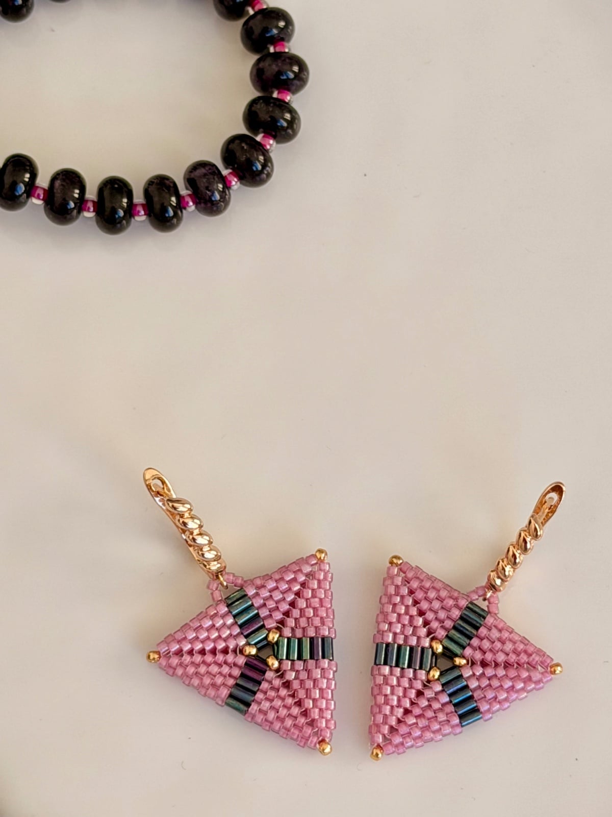 Handgemaakte glanzende driehoek oorbellen - roze