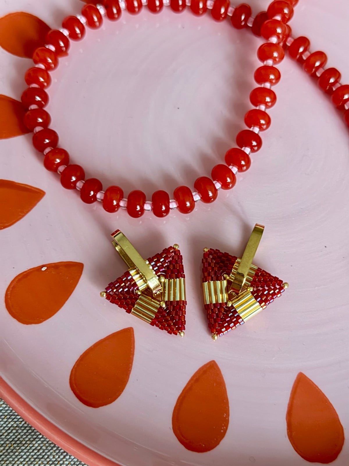 Handgemaakte glanzende driehoek oorbellen - rood