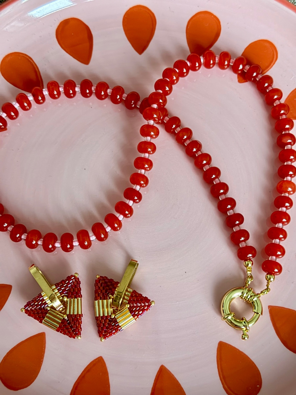 Handgemaakte glanzende driehoek oorbellen - rood