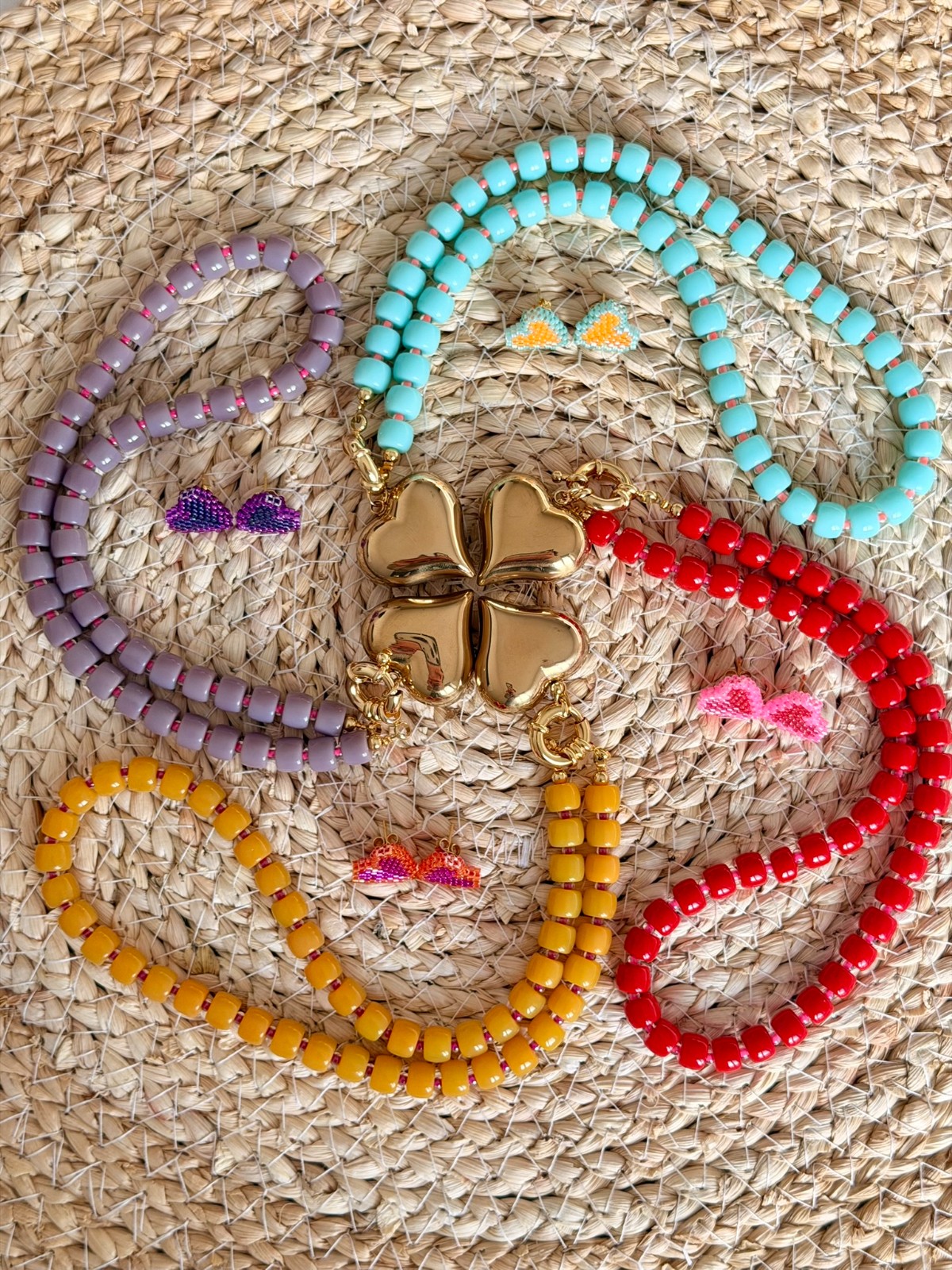 Handgemaakte hartvormige oorbellen - frisse lentekleuren - 113881 Handgemaakte hartvormige oorbellen - frisse lentekleuren