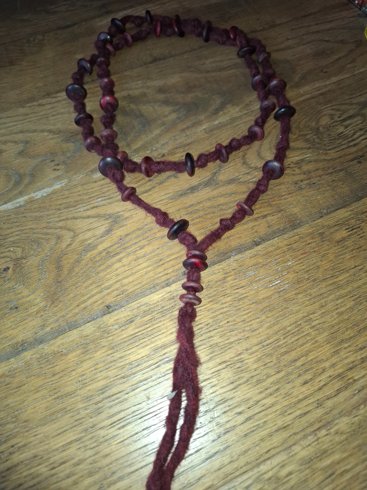 Handgemaakte ketting bourgogne – boho statement ketting van wol … - 117643 Handgemaakte ketting bourgogne – boho statement ketting van wol – one of a kind