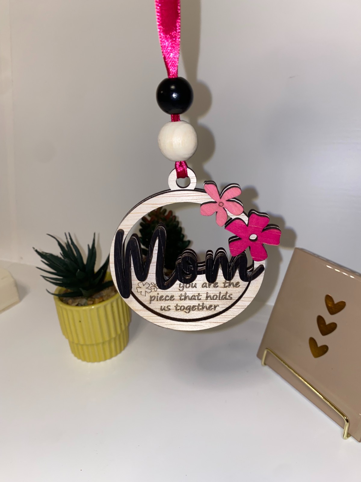 Handmade Liefdevol Mom Cadeau – Laser Gesneden Autohanger met Details