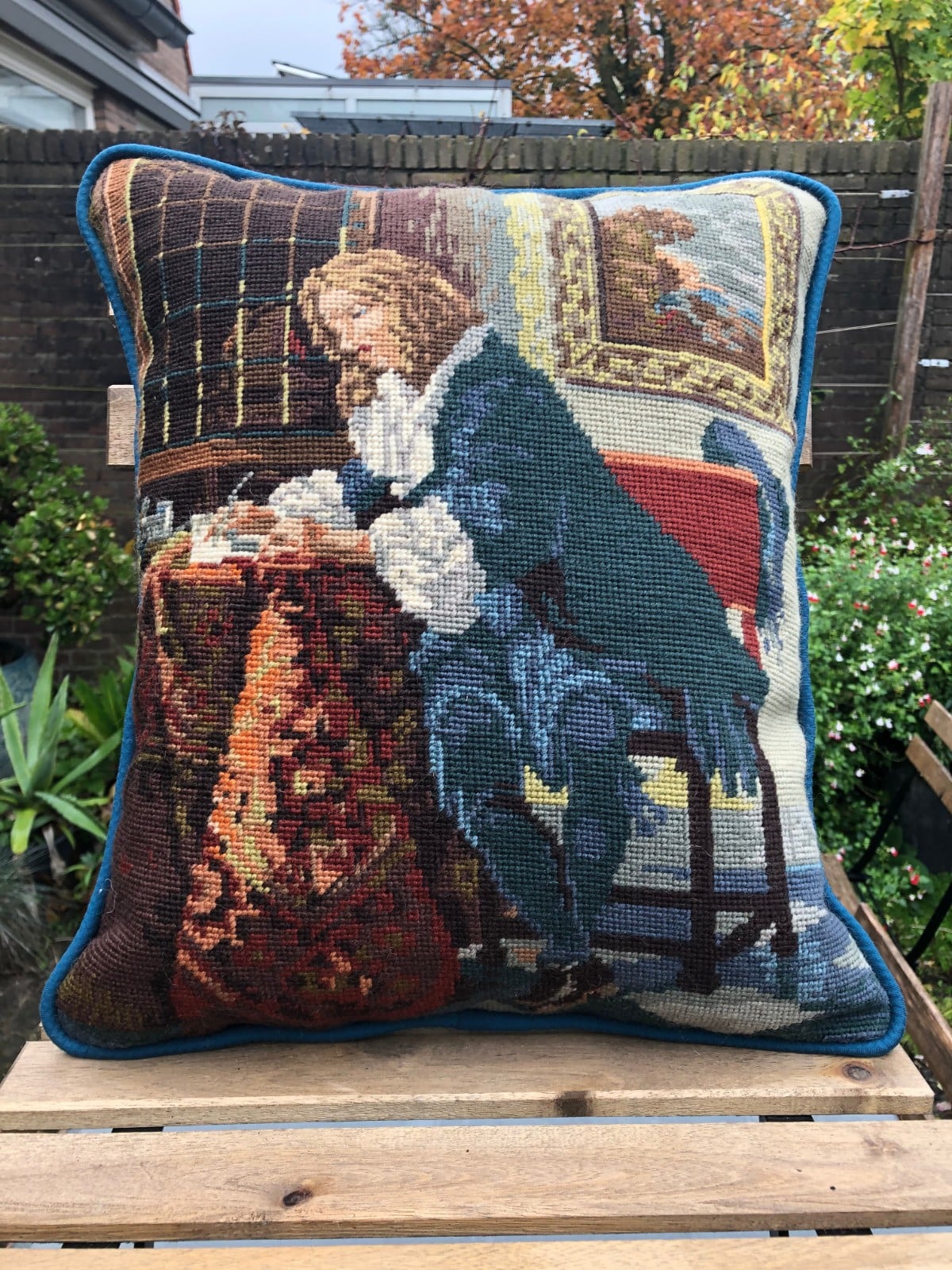 Heel mooi kussen, sierkussen van een oud borduurwerk