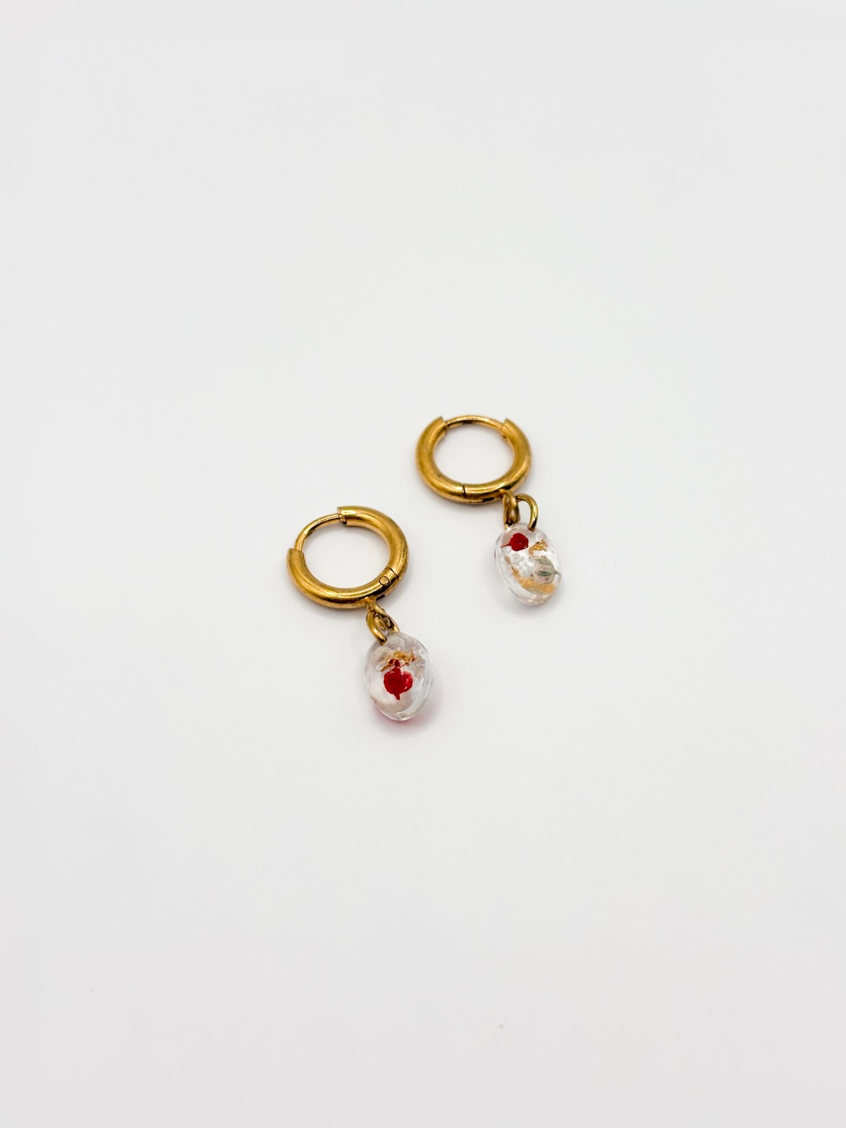 Huggie Hoops met Ovaalvormige Hangertjes Gevuld met Echte Bloemen uit Den Haag (Mon Chéri)