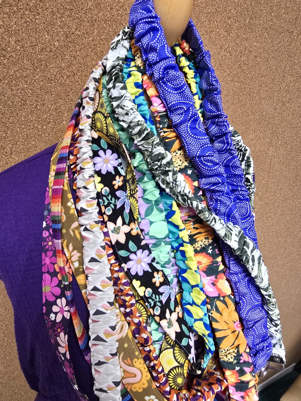 Keycord handgemaakt scrunchie | antraciet bloemen  | soepel, toch stevig | praktisch | Atelier 904