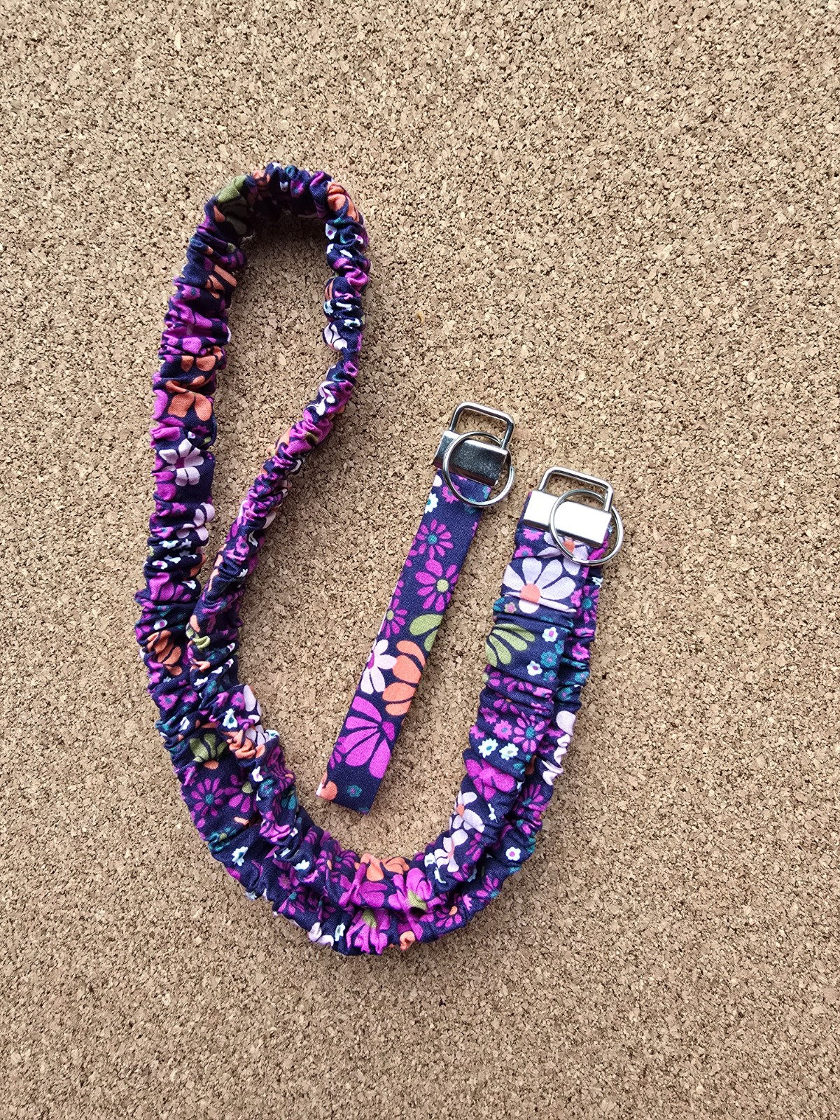 Keycord handgemaakt scrunchie | antraciet bloemen  | soepel, toch stevig | praktisch | Atelier 904